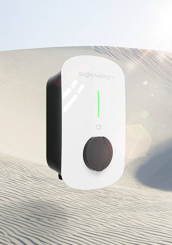 Une station d'énergie portable de la marque SigEnergy sur un fond de dunes de sable, avec une lumière solaire brillante.