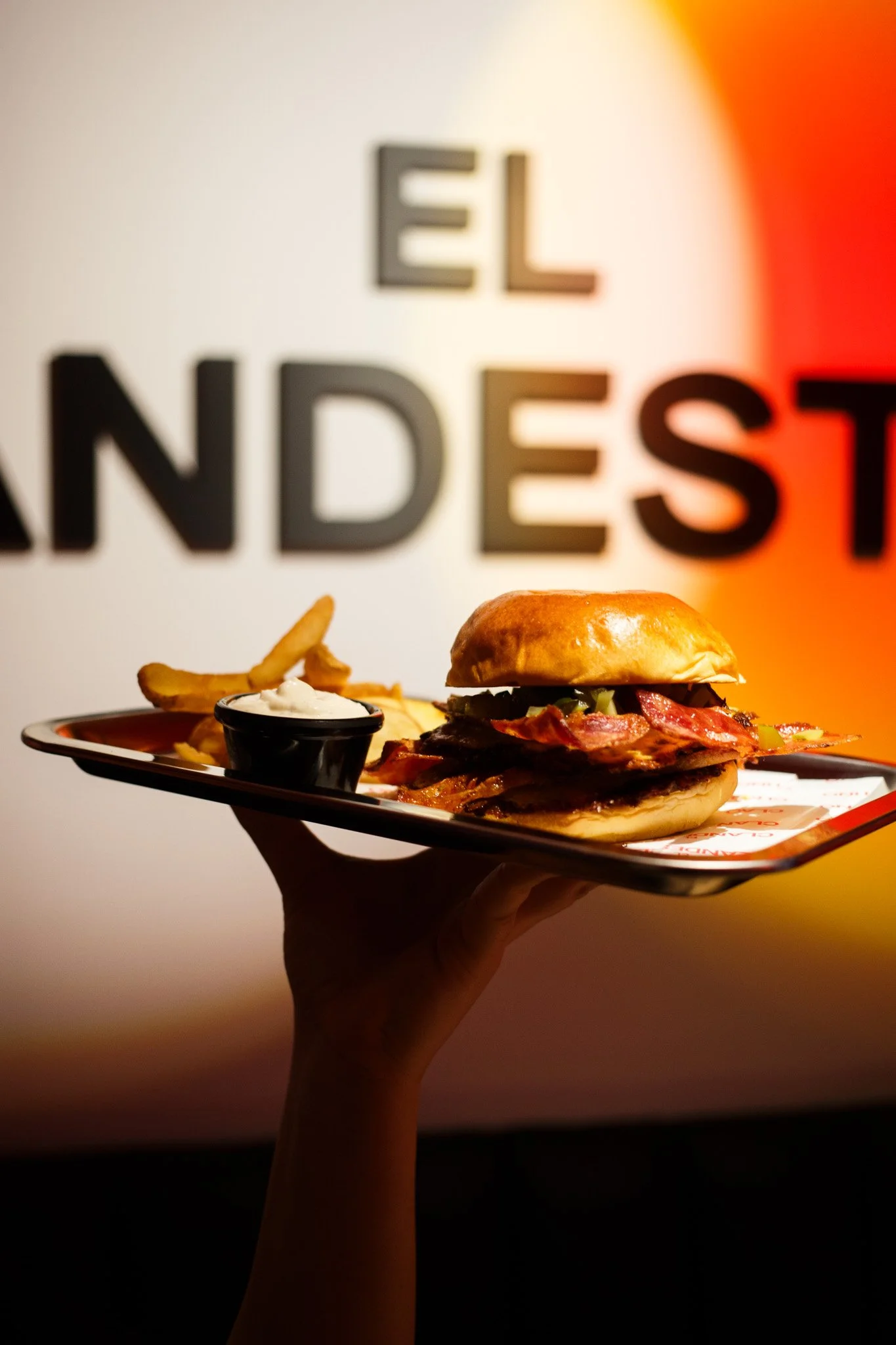 BURGERCLANDESTINA.jpg