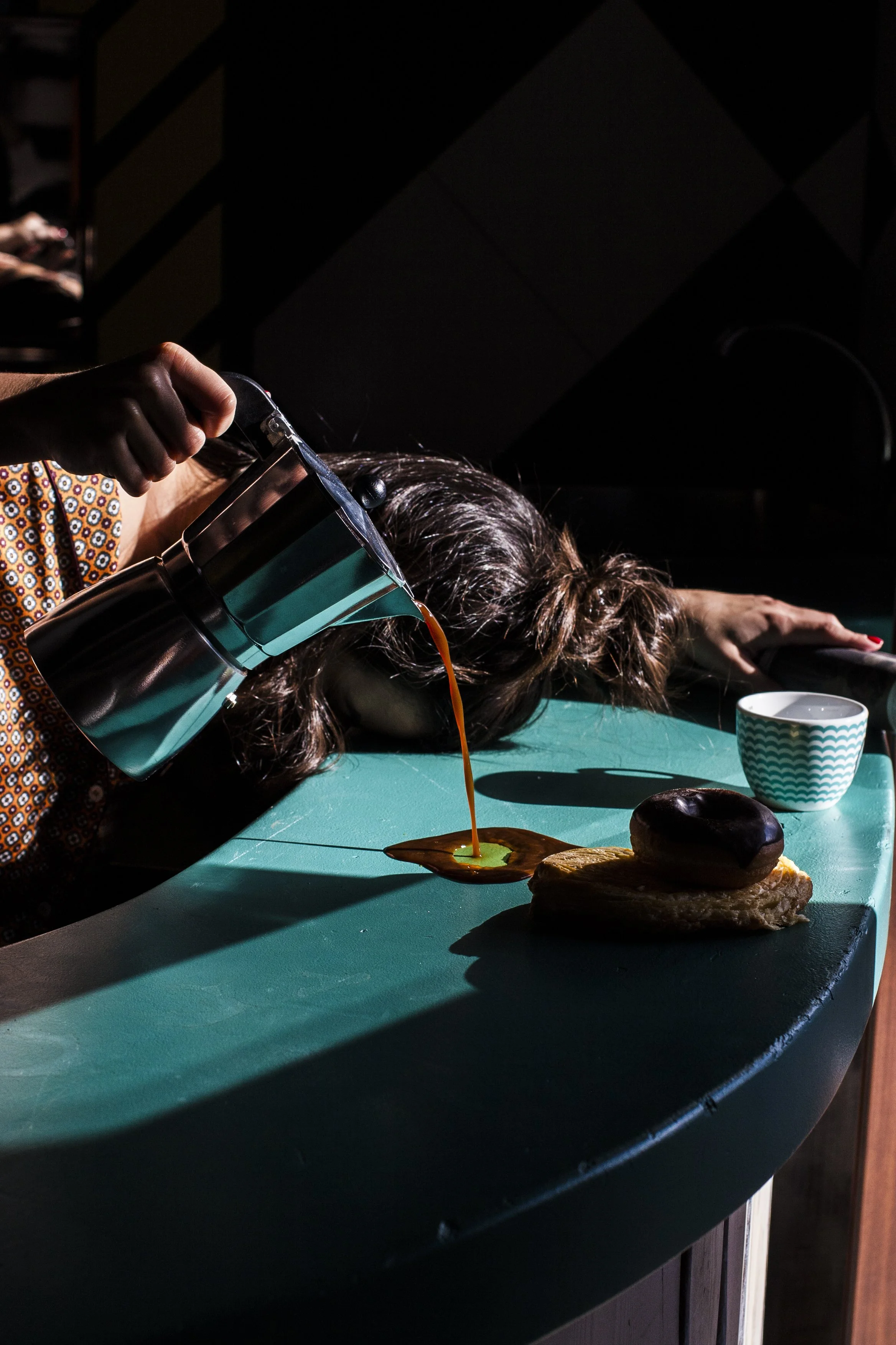 Persona dormida en una mesa con cafe y pan. Oportuno para adultos. Contenido de redes sociales.