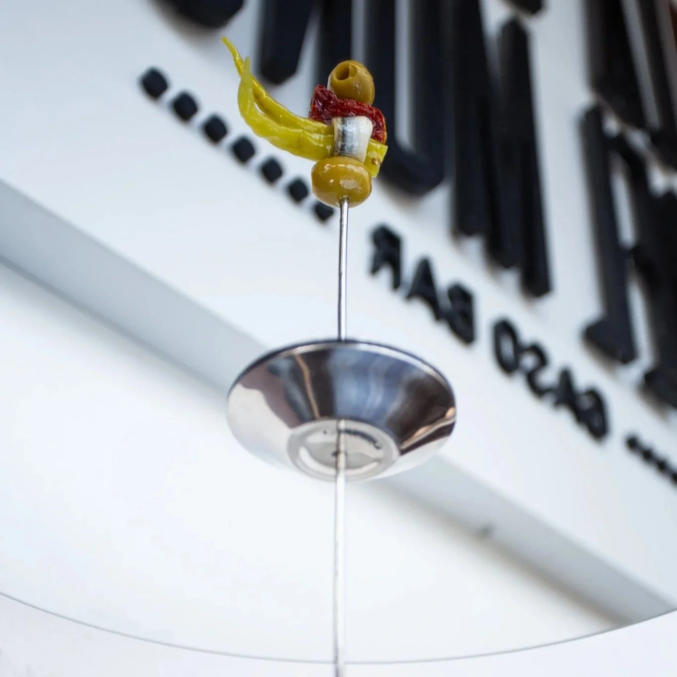 Juguete de silicona en forma de diablo, con barba amarilla y escudo, en un perchero Contenido de redes sociales.