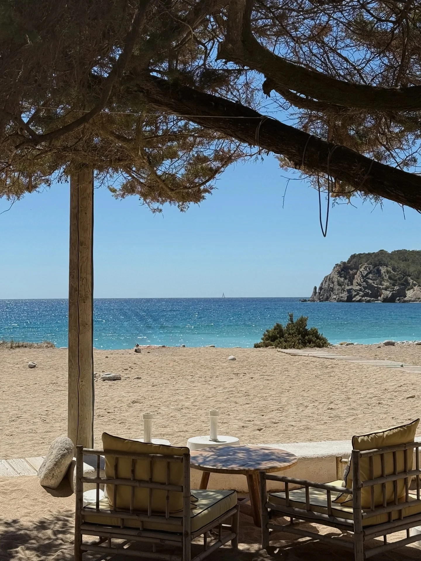 Manifesting Mondays spent like this.. @casajondal 

Featuring the best bread I have ever tasted in my life 🤤

ibiza, ibiza restaurant, restaurants, summer, lunch, aesthetic