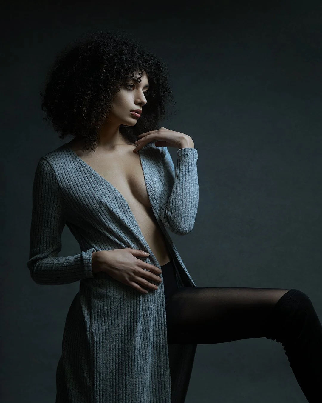 Portret fashion color realizat în studio, cu lumină dramatică și estetică minimalistă. Fotografie artistică ce surprinde forță, expresivitate și rafinament.