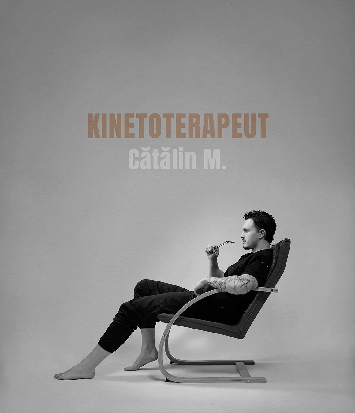 Fotografie in studio Tg.Mures, alb-negru a unui bărbat așezat pe un scaun modern, ținând ochelari de soare lângă față, cu textul „Kinetoterapeut Cătălin Moldovan” deasupra lui.
