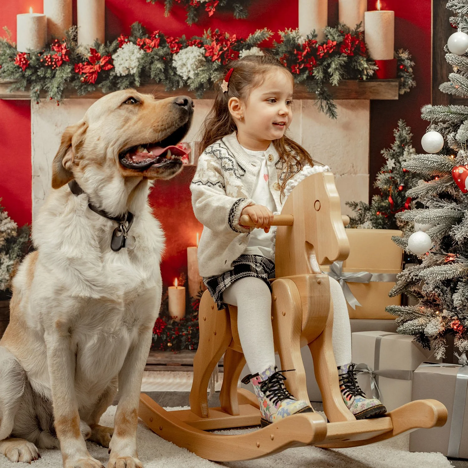 Un copil și un câine Golden Retriever într-un studio foto din Târgu Mureș decorat festiv pentru ședința de Crăciun.