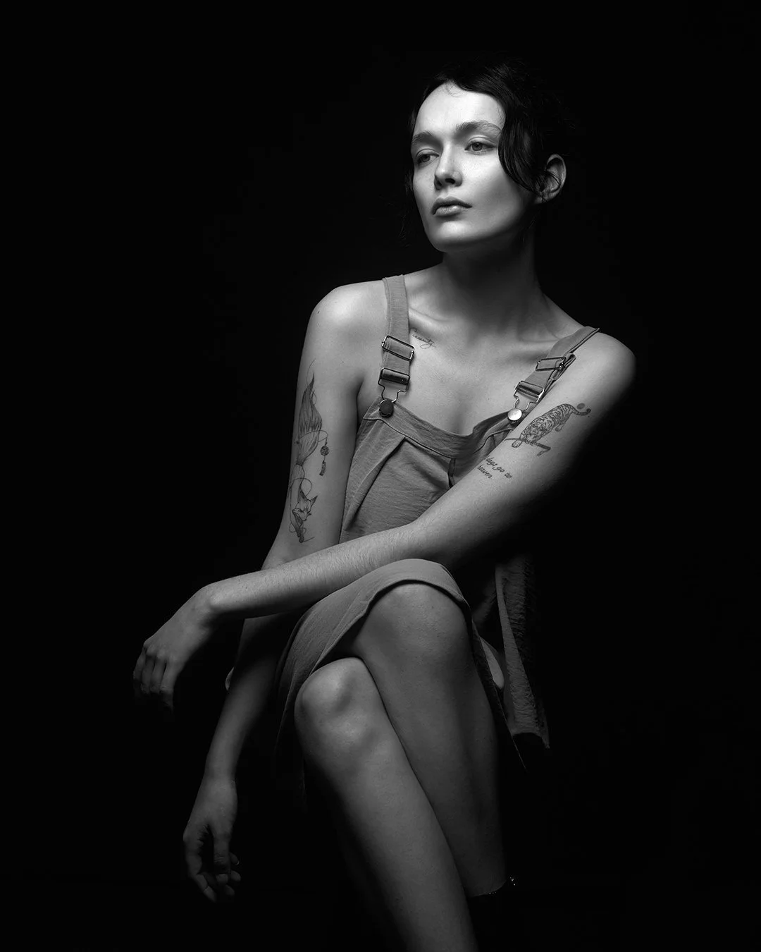 Portret artistic alb-negru realizat în studio, cu lumină dramatică și estetică minimalistă. Fotografie de autor axată pe emoție, expresie și autenticitate.