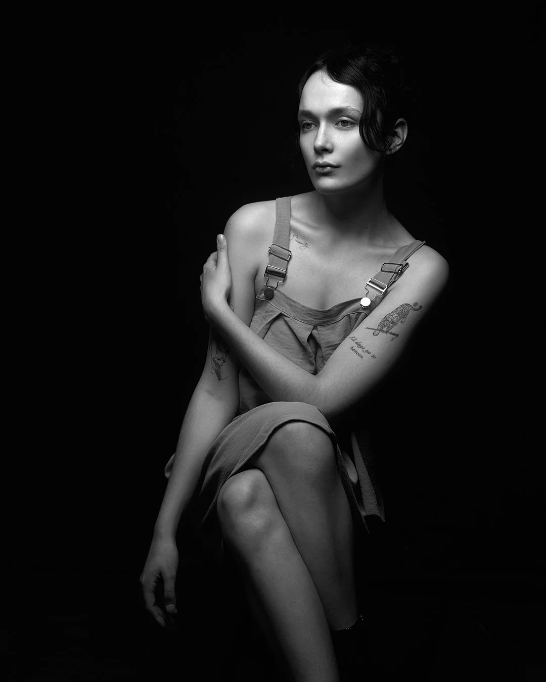 Portret artistic alb-negru realizat în studio, cu lumină dramatică și estetică minimalistă. Fotografie de autor axată pe emoție, expresie și autenticitate.