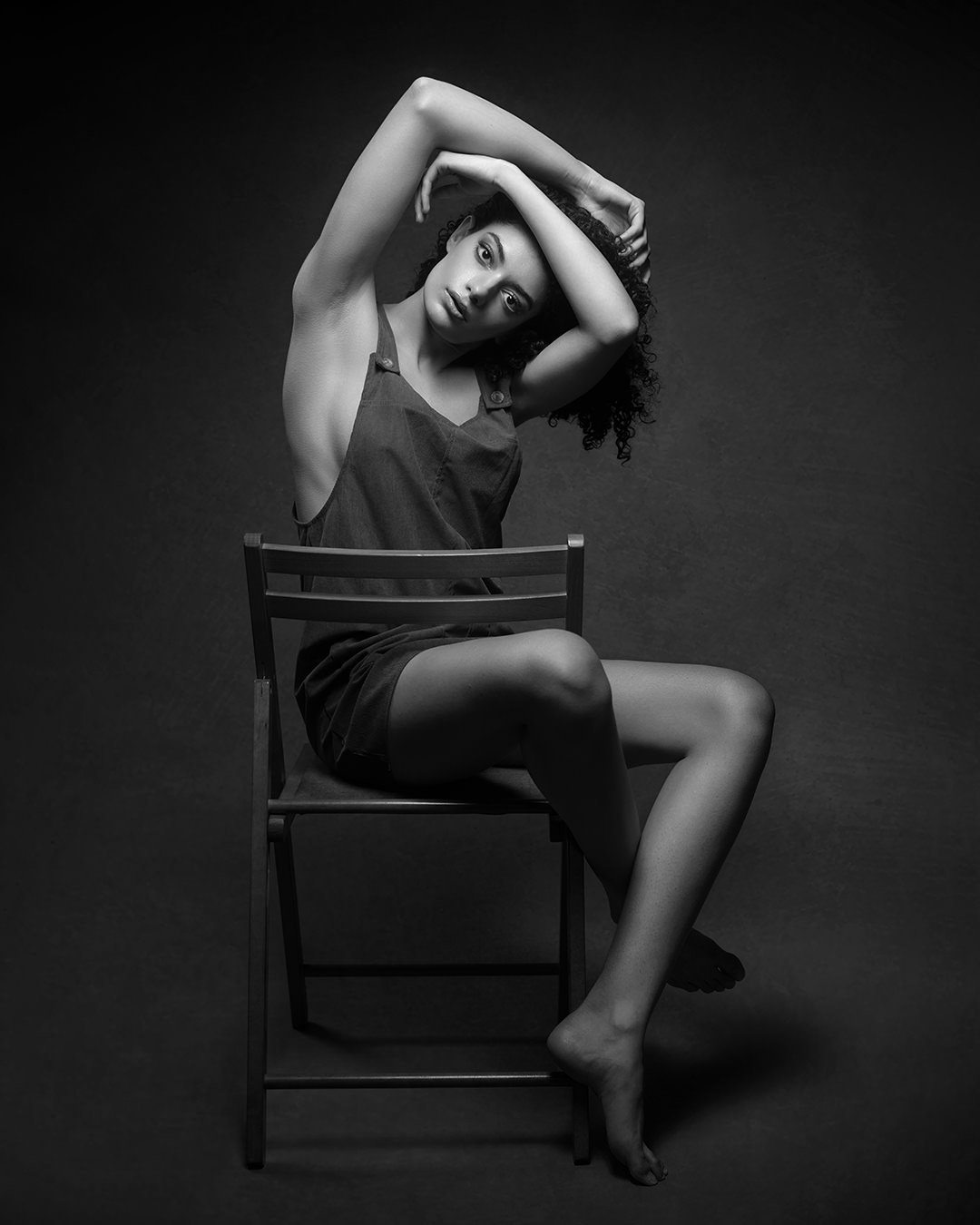 Portret fashion alb-negru realizat în studio, cu lumină dramatică și estetică minimalistă. Fotografie artistică ce surprinde forță, expresivitate și rafinament.