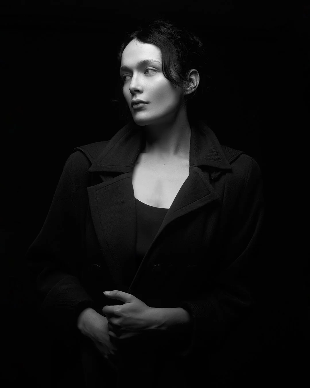 Portret artistic alb-negru realizat în studio, cu lumină dramatică și estetică minimalistă. Fotografie de autor axată pe emoție, expresie și autenticitate.