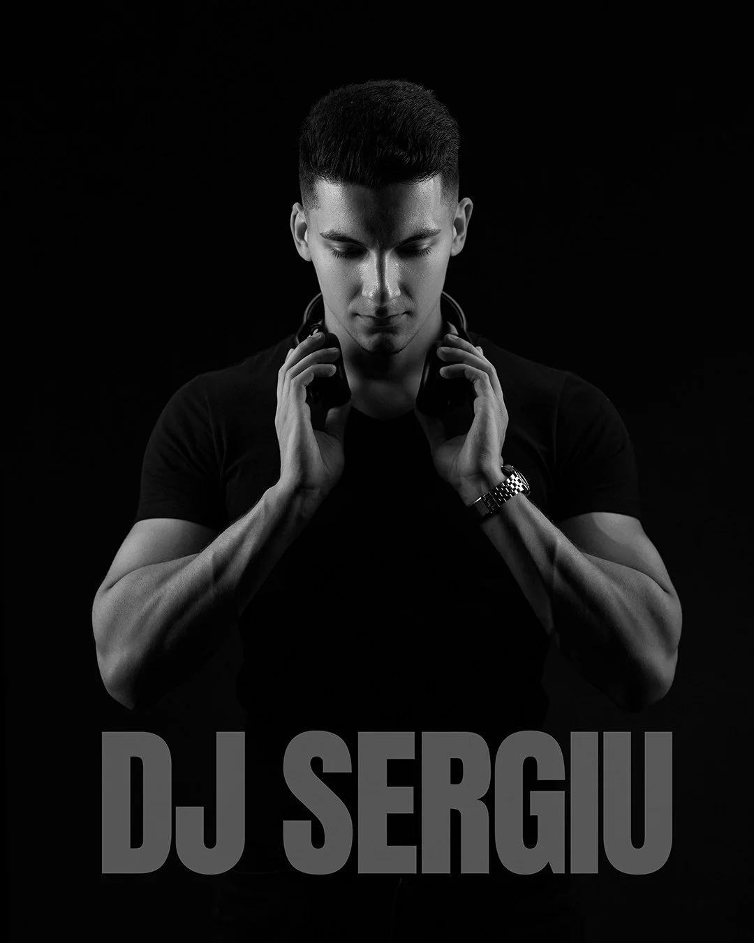 Fotografie alb-negru a unui tânăr tuns scurt, ținând căști la gât, purtând un tricou negru și un ceas, cu textul „DJ SERGIU” în partea de jos.