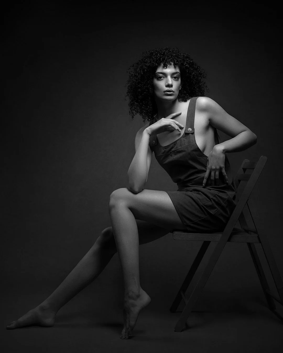 Portret fashion alb-negru realizat în studio, cu lumină dramatică și estetică minimalistă. Fotografie artistică ce surprinde forță, expresivitate și rafinament.