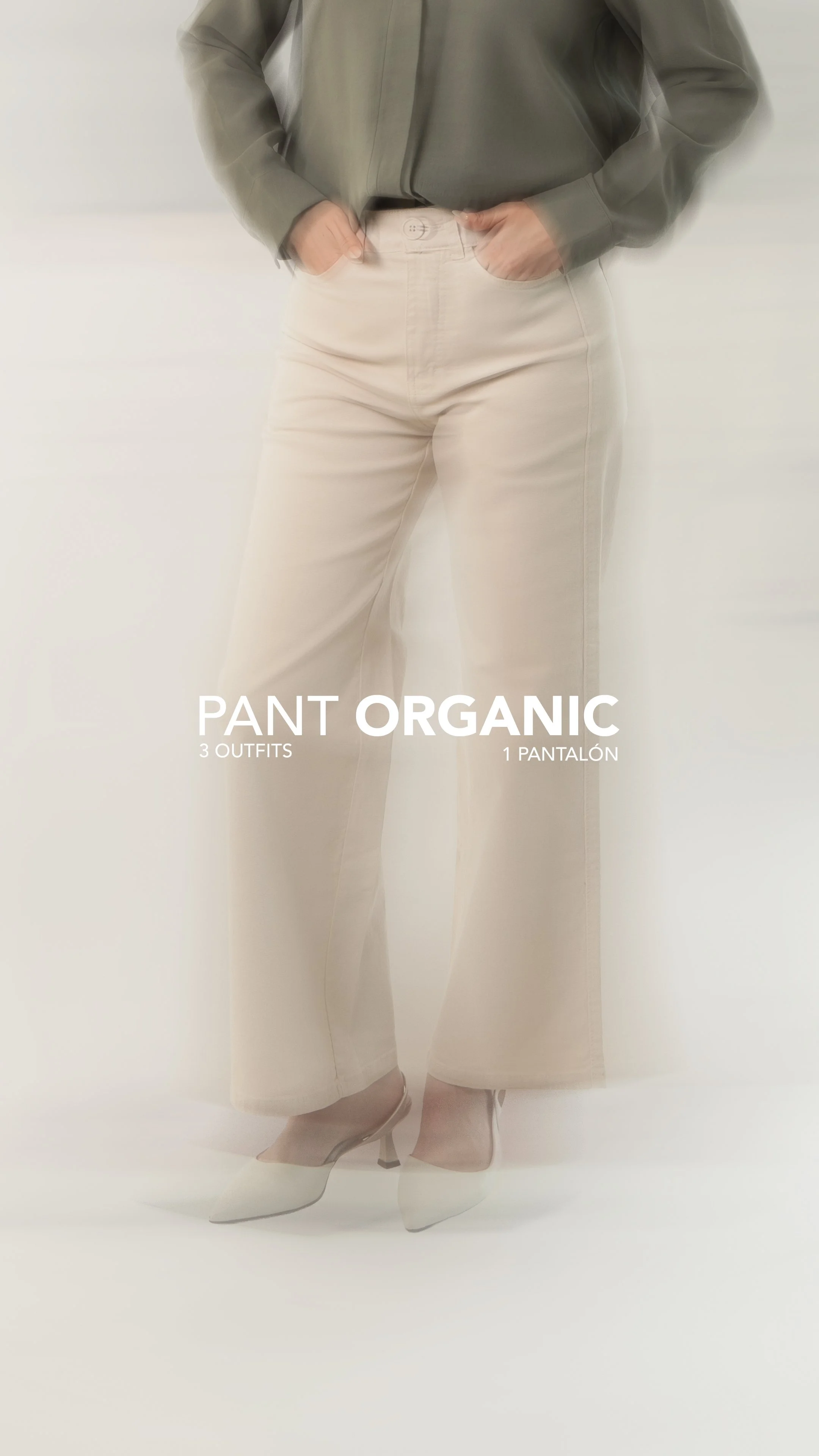 Mujer con pantalón beige de corte recto y blusa verde, de espaldas, usando tacones claros y manos en los bolsillos.