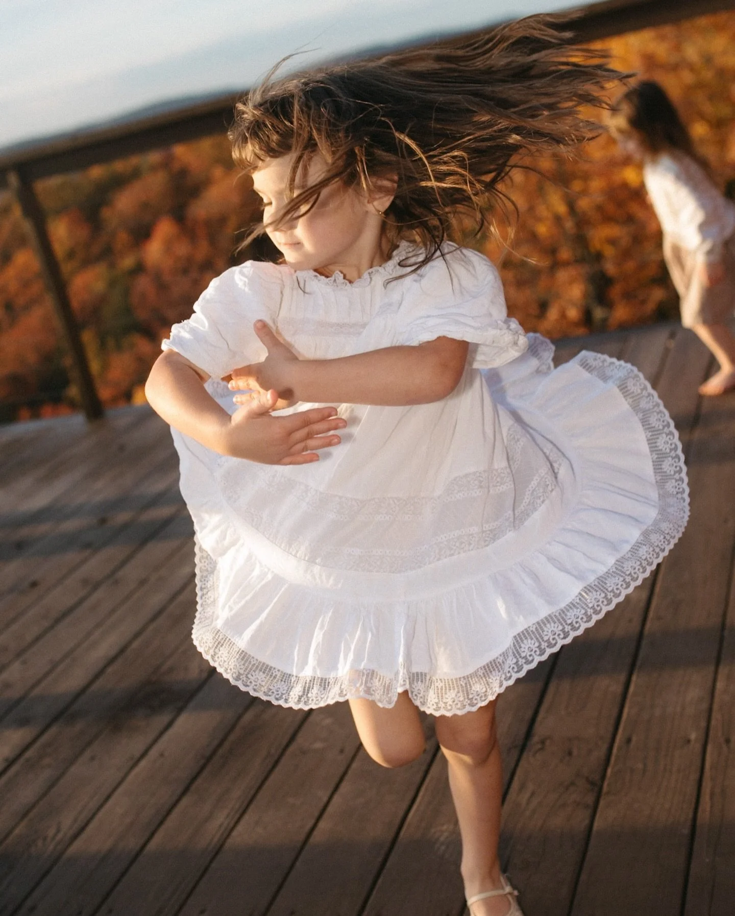 Peak Fall tree colors + the most adorable fam. 🥹