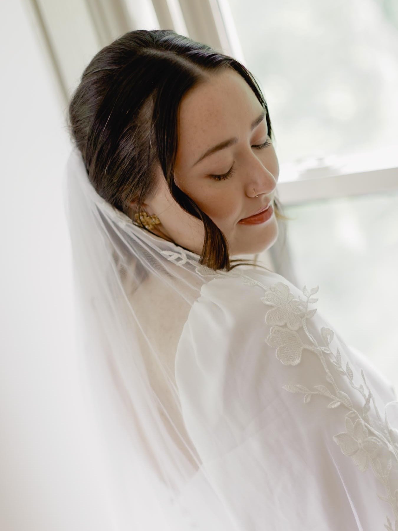 Window light and a still moment before the aisle. 🤍