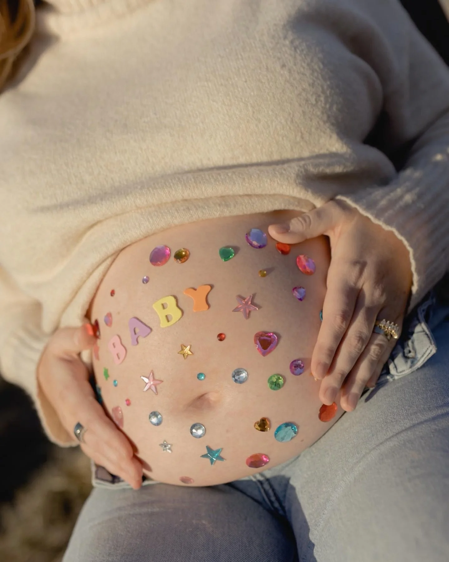 If you&rsquo;re expecting this year and want photos that feel natural, nostalgic, playful, and deeply personal &mdash; my spring sessions are booking now. 🫶🏻