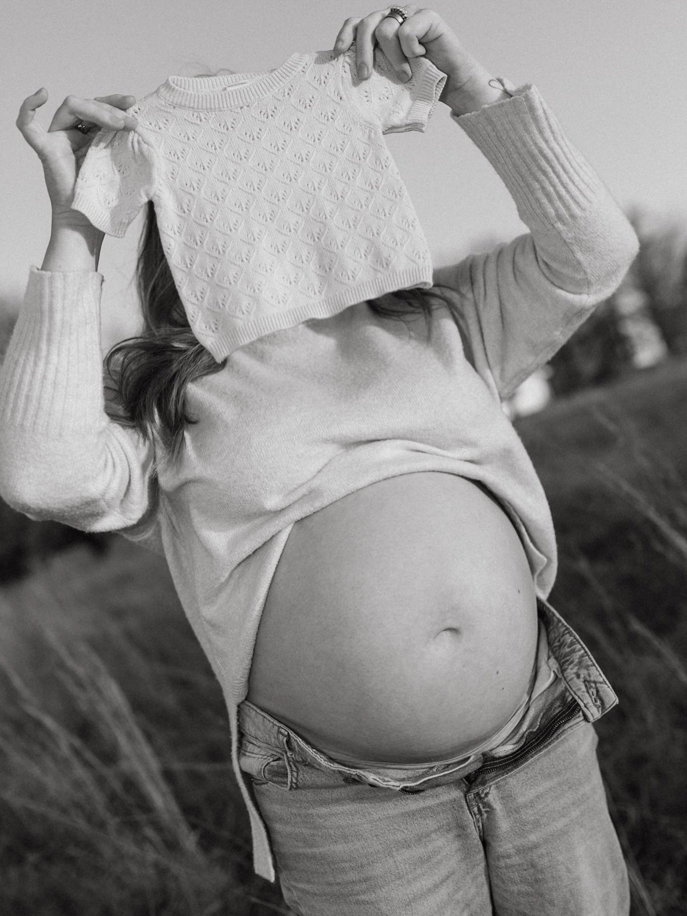 Proof you were here, proof you loved, proof something beautiful is on the way. Now booking spring heirloom sessions. 🤍