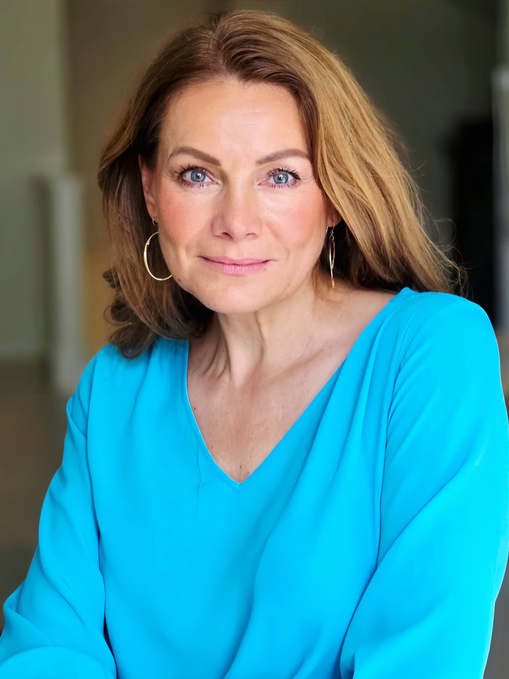 Former CEO and Cancer Survivor, I know what it means to face impossible pressure. Surviving those fires taught me an undeniable truth: The mind leads, and the reality follows. I now help individuals bypass years of 'coping'