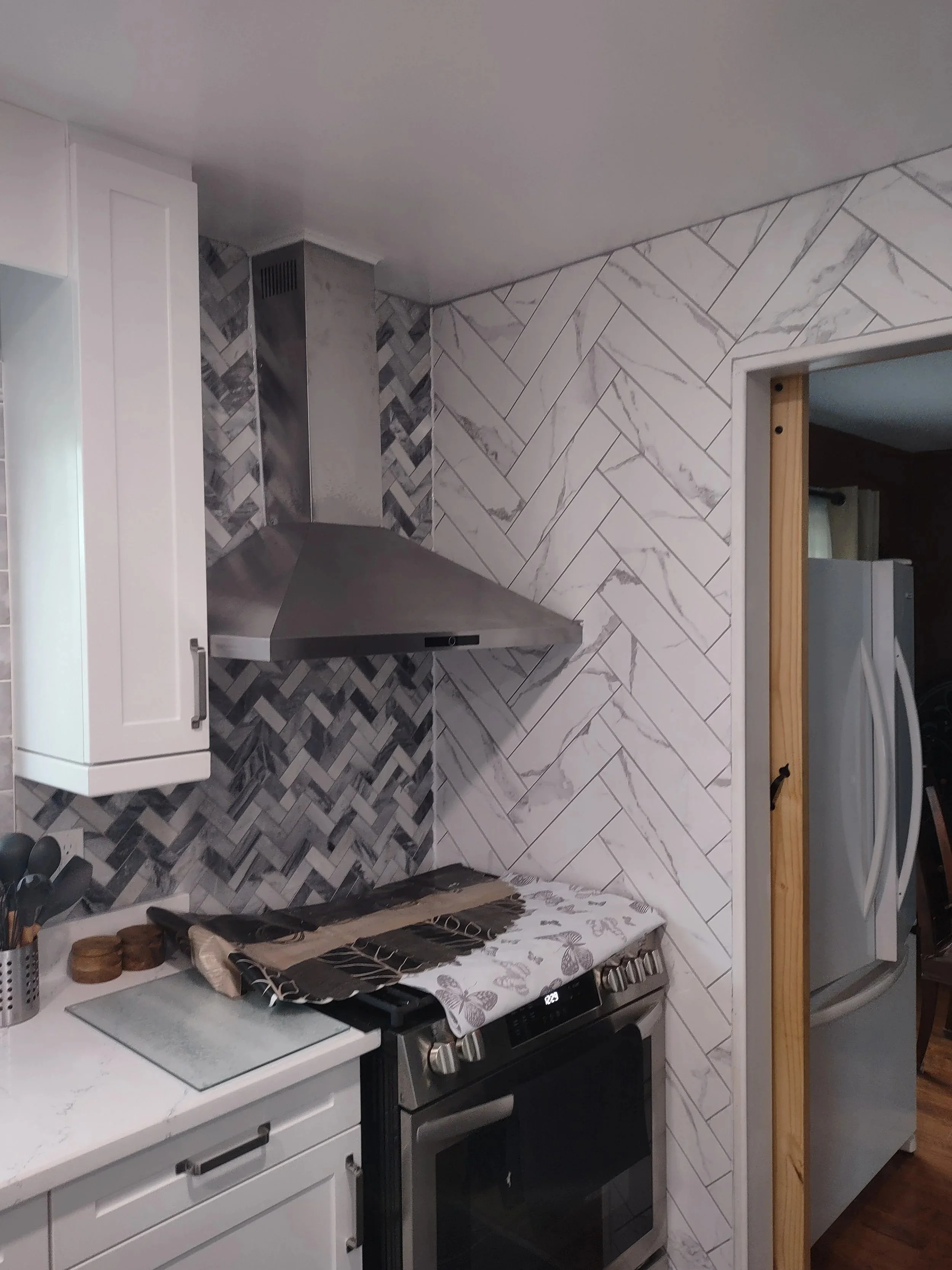 This is the other side of the kitchen by the fridge!