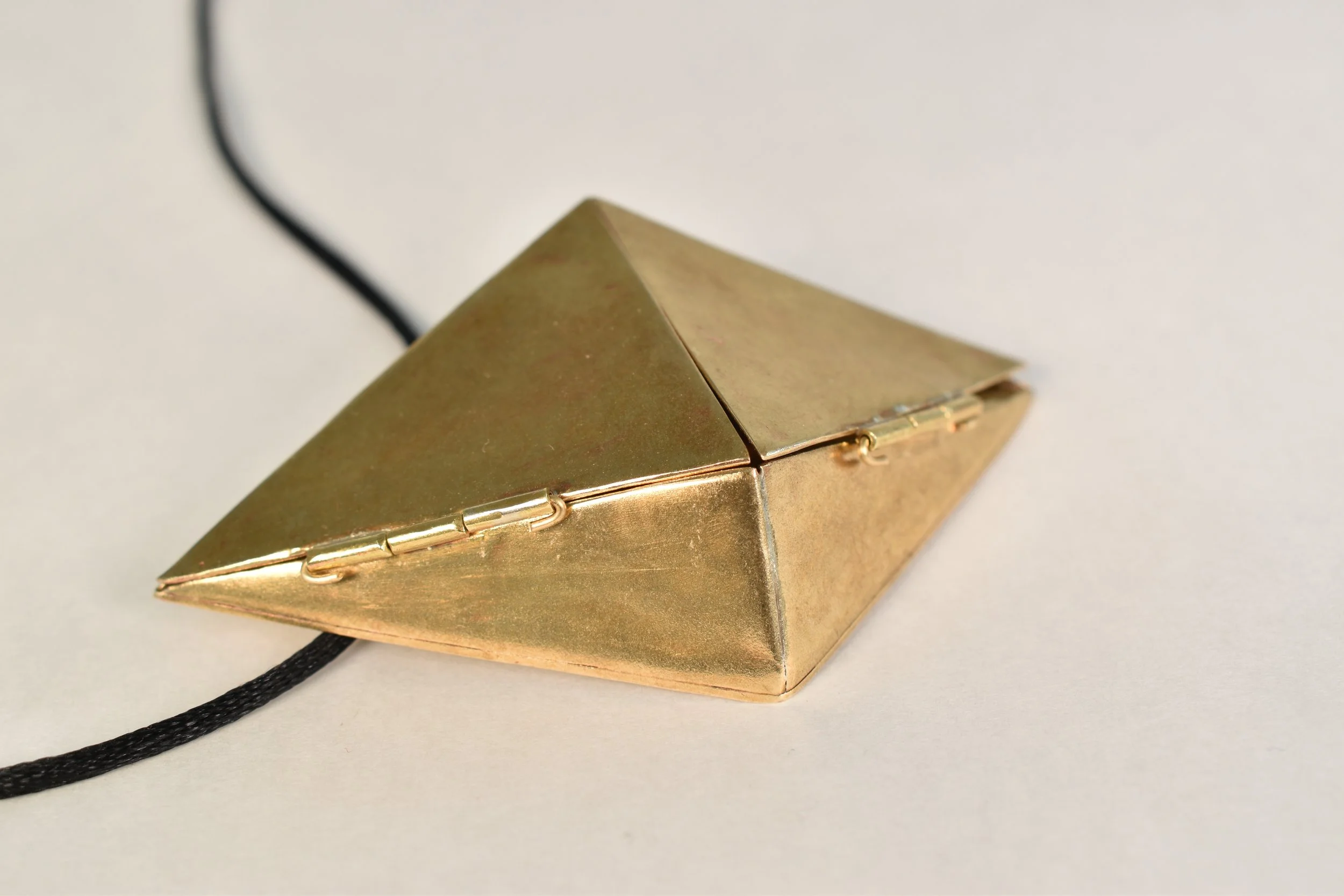 Hawa, brass and ceramic, 3x2x1