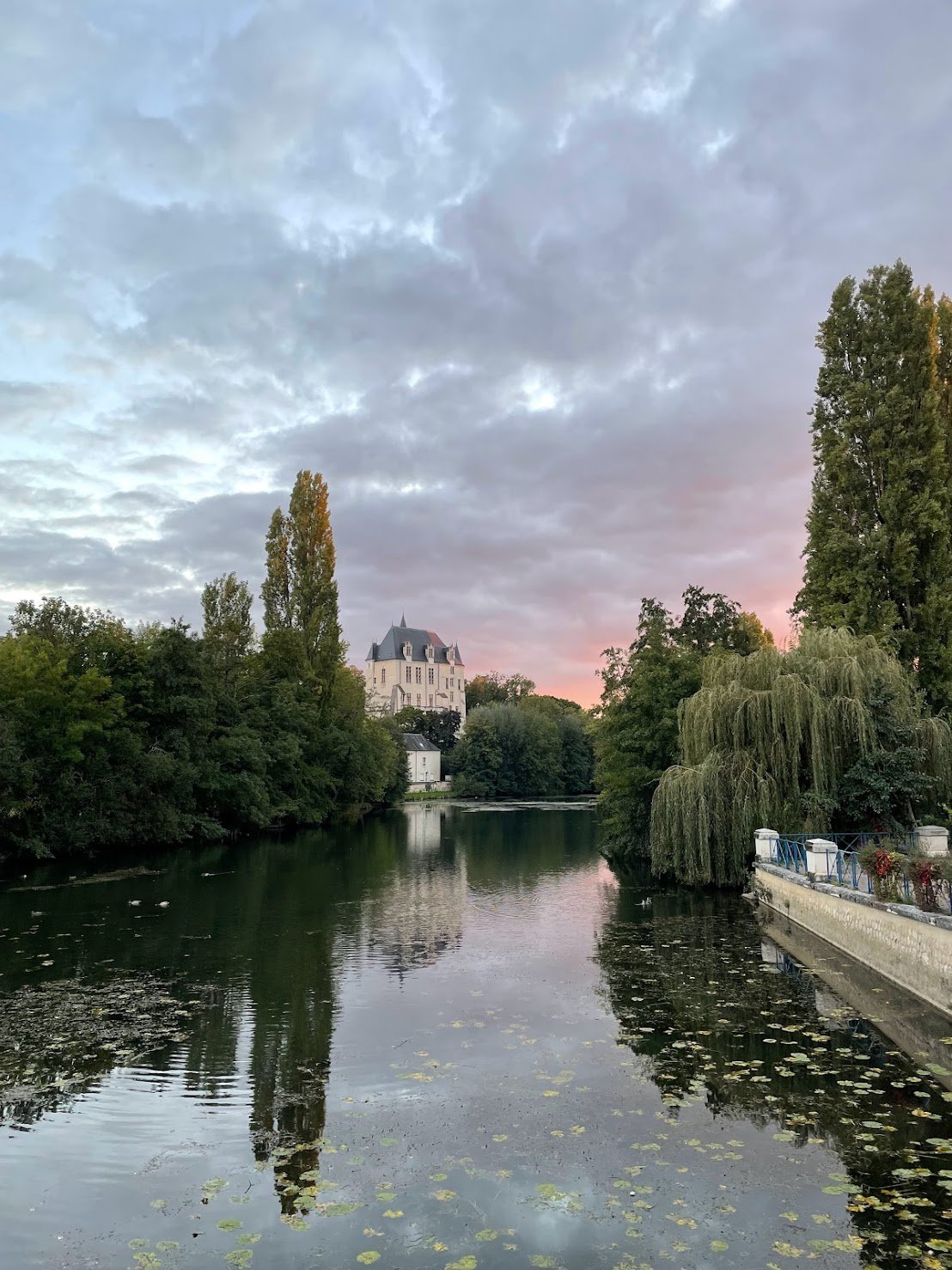 Château Raoul on the edge of the Indre River