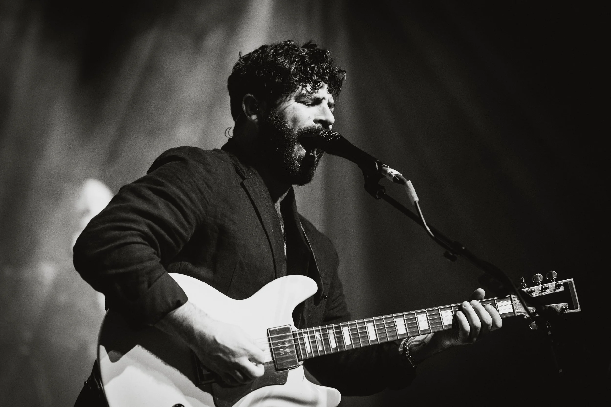 © 2026 LOWRI BURKINSHAW | Yannis Philippakis performing with Yannis & The Yaw at O2 Shepherd's Bush Empire