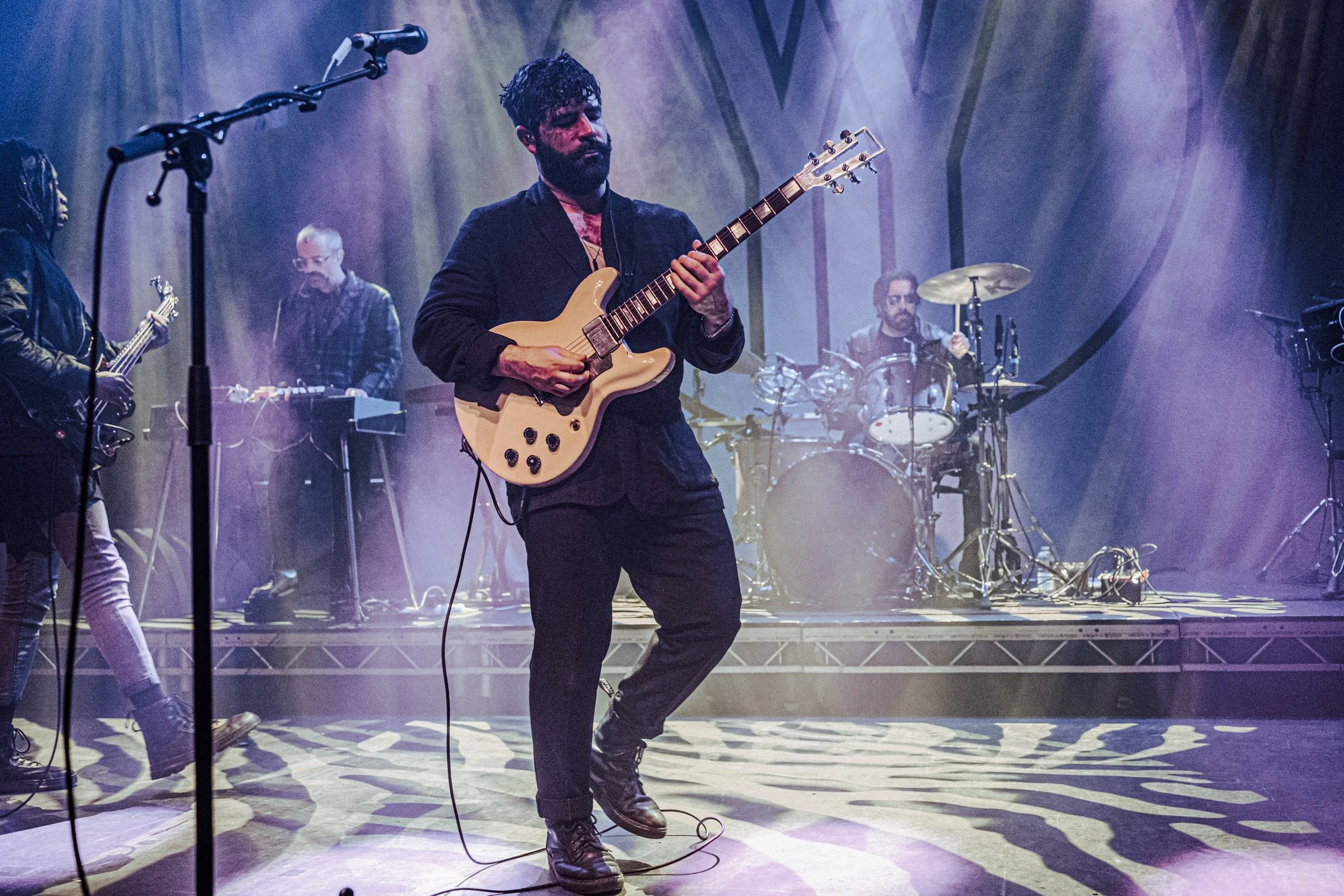 © 2026 LOWRI BURKINSHAW | Yannis Philippakis performing with Yannis & The Yaw at O2 Shepherd's Bush Empire