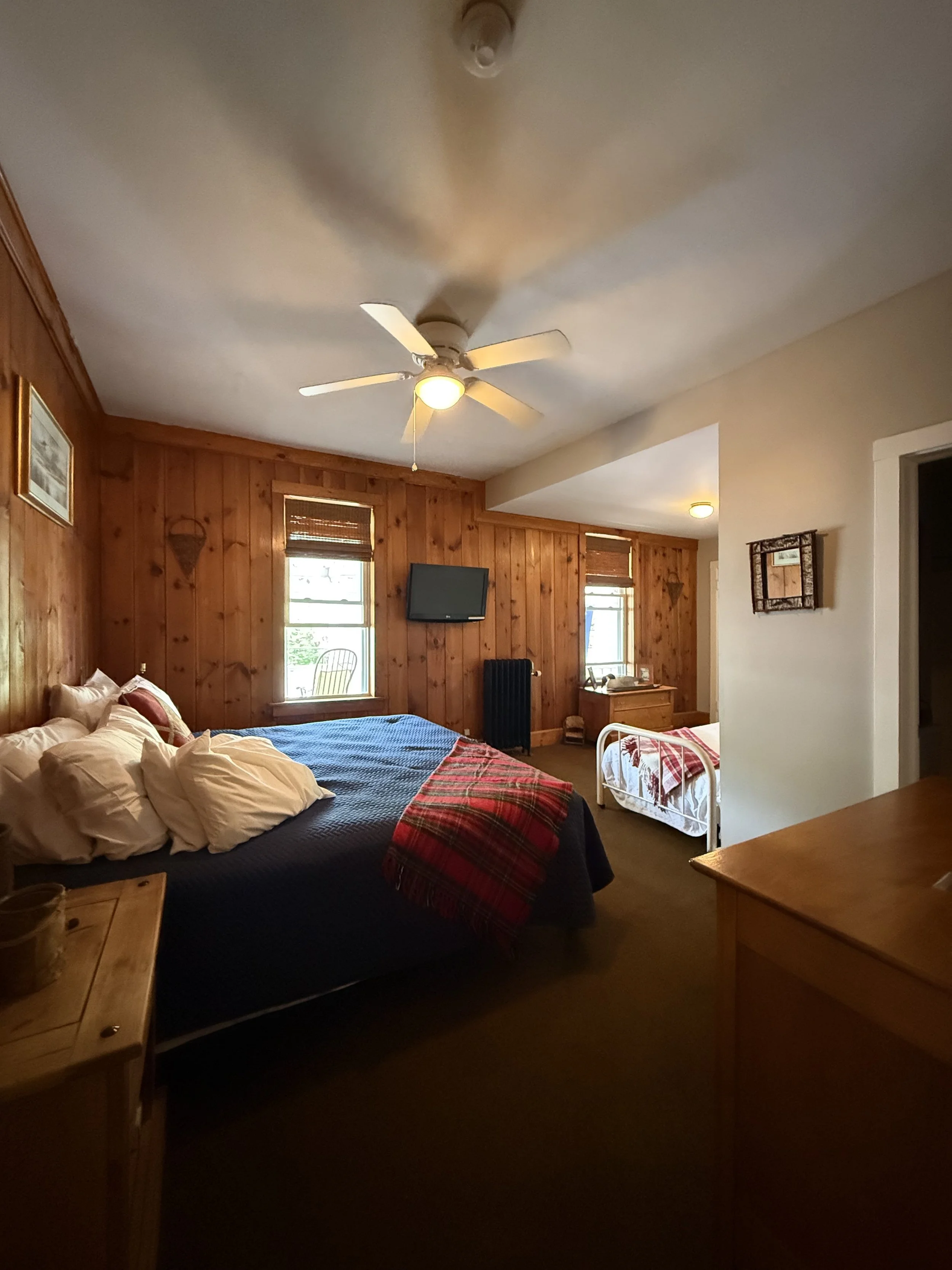 Pine Knot Suite (Room 11)
King & Twin Beds - Sleeps 3
Rooms 11 & 12 are adjoining