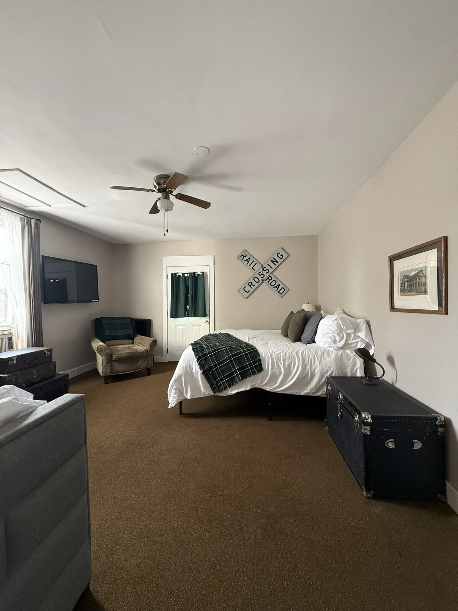 Station Masters Suite (Room 9)
King Bed & Twin Trundle Bed (Sleeps 4)