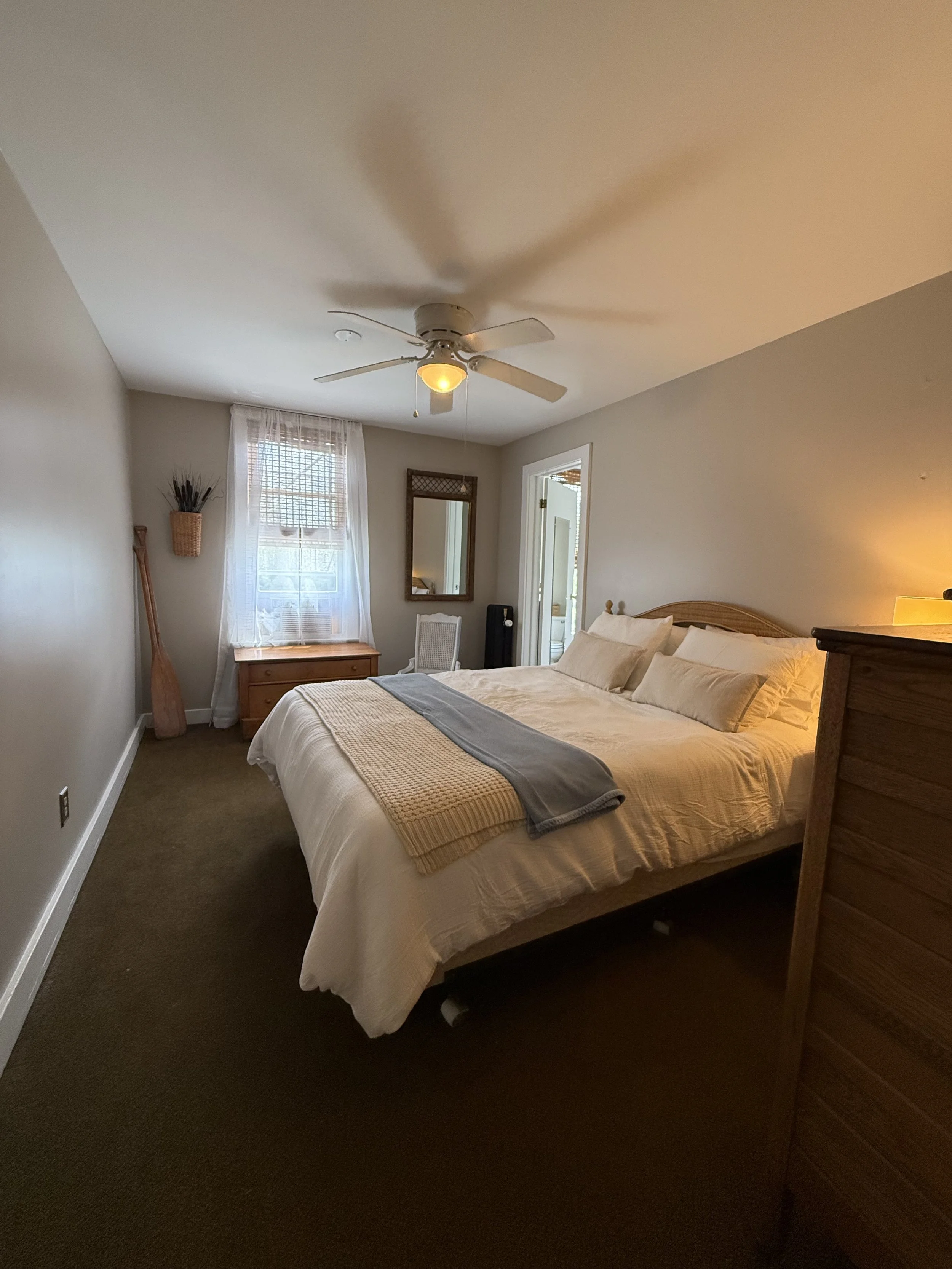 Paddlers Queen Room (Room 5)
Queen Bed - Sleeps 2