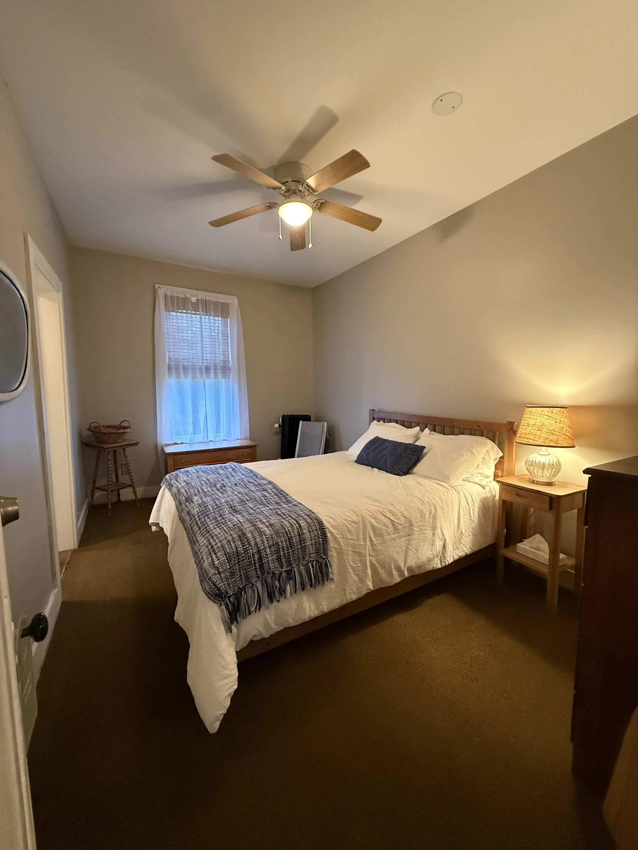 Lake Queen Room (Room 2)
Queen Bed - Sleeps 2