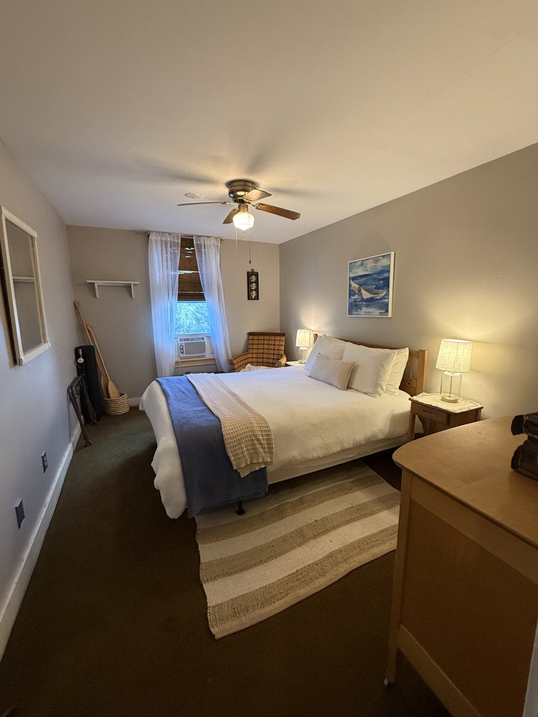 Fourth Lake Queen Room (Room 4)
Queen Bed (Sleeps 2)