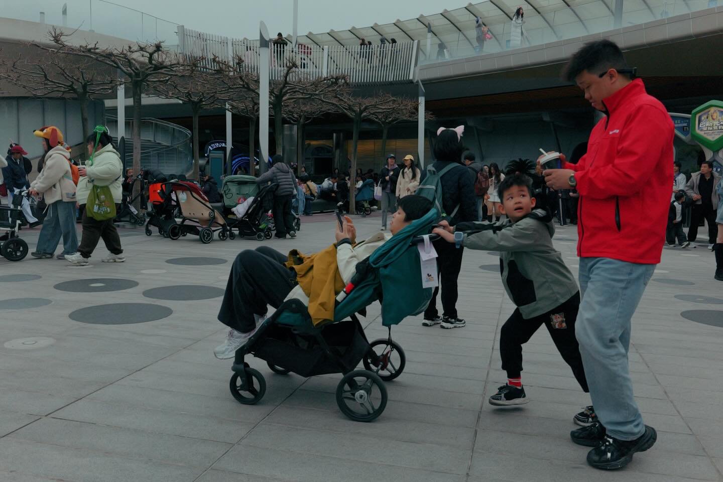 iconic people @ shanghai disneyland

#shanghai
#disneyland
#streetphotography
#fyp
#china