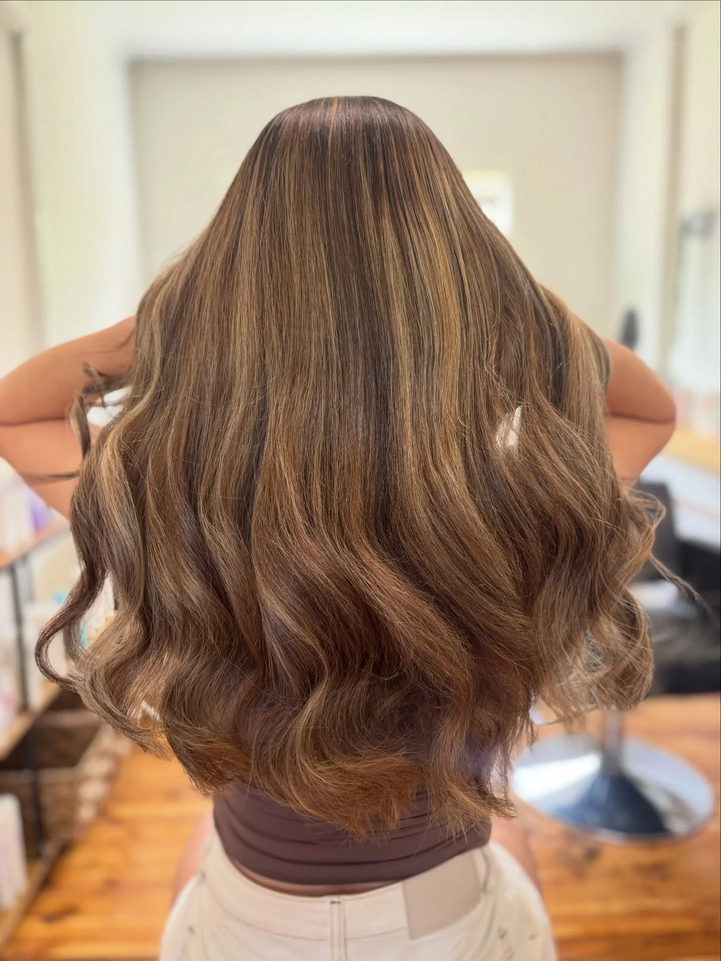 Not all glow ups come from going lighter 👀✨
Amarli&rsquo;s transformation was all about adding soft lowlights through her existing colour to create depth, contrast and that effortless lived-in dimension 🤎 Swipe through the before, the foiling proce