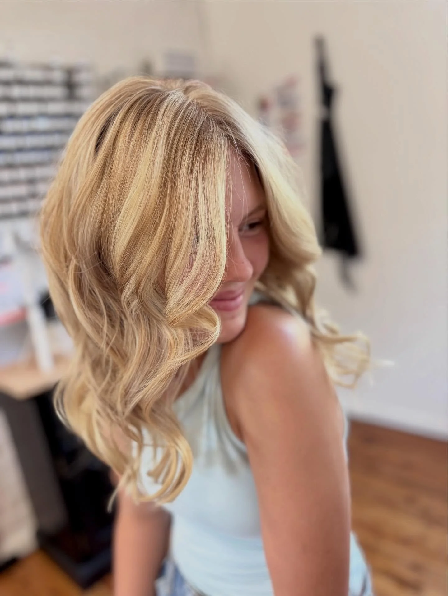Soft but make it expensive ✨ Maycee&rsquo;s blonde refresh is all about clean tones, seamless blends and that fresh-from-the-salon glow that hits different. Proof you don&rsquo;t always need a full transformation to feel brand new. Ready for your own