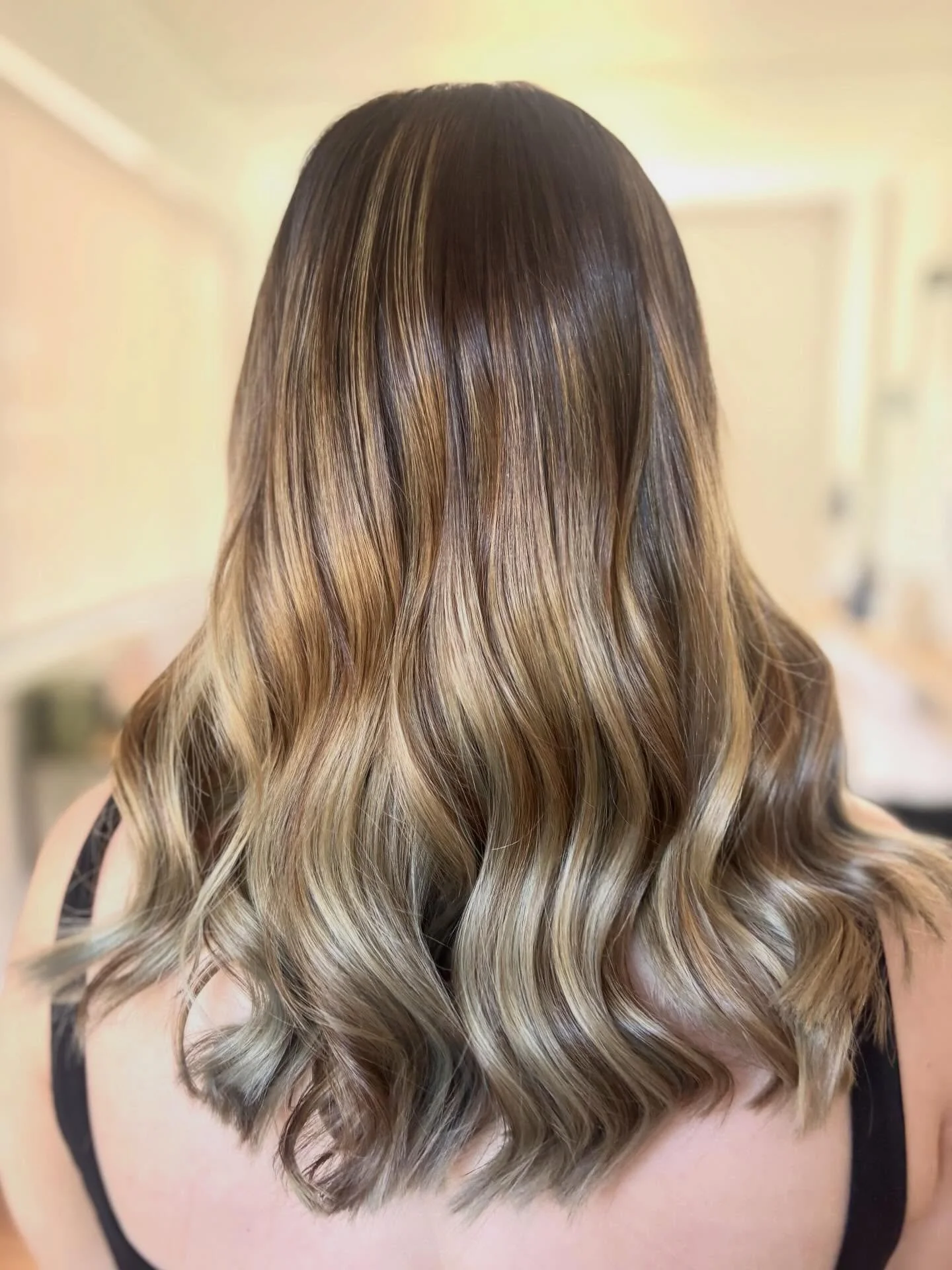 Sherry&rsquo;s transformation was all about lifting things up softly while keeping dimension and shine intact &mdash; brighter through the lengths, seamless blending and a blonde that still looks healthy and expensive. If you&rsquo;re wanting to go l