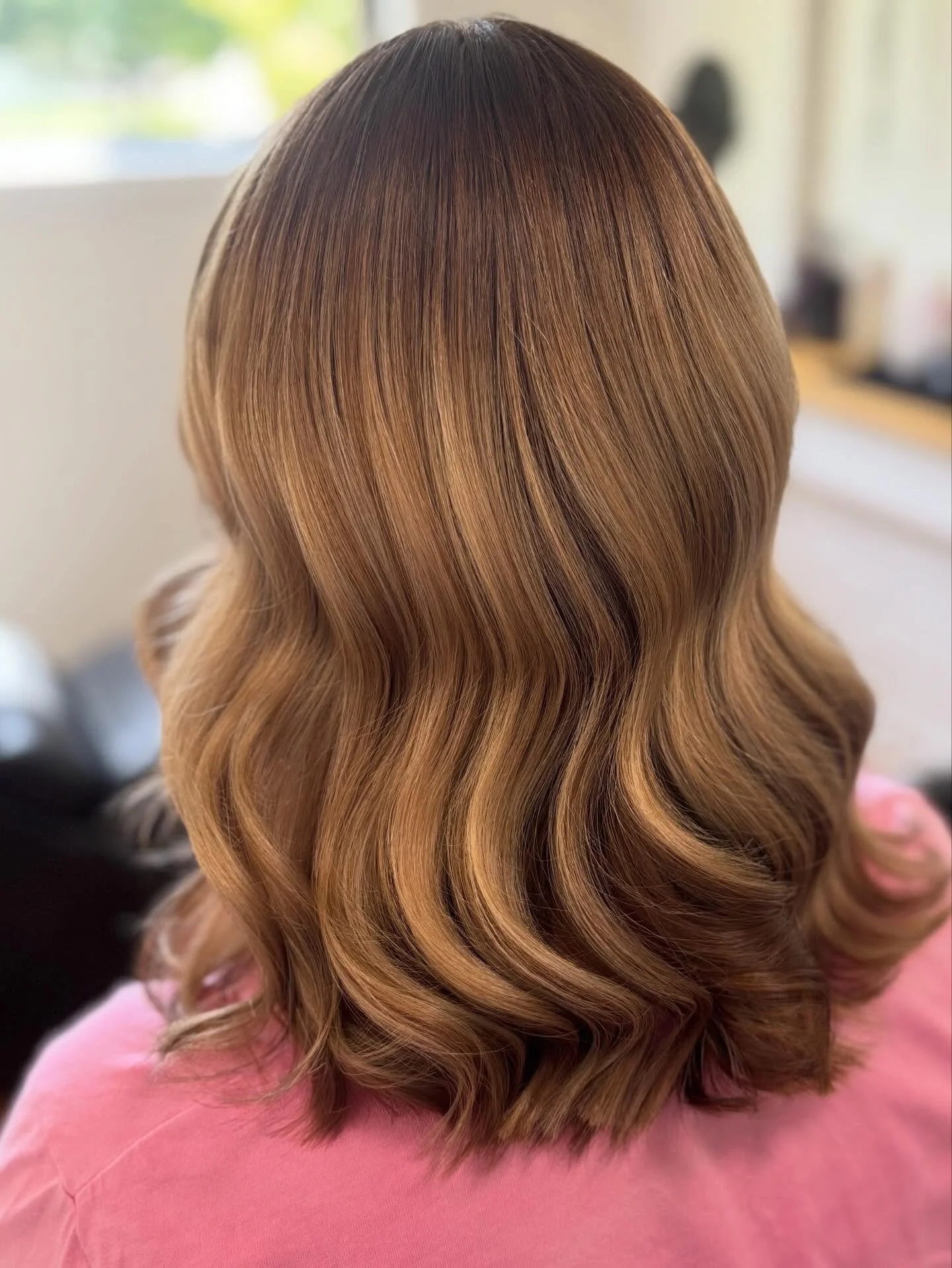 Before ➝ after on Chlo ✨ proof that a soft refresh can make all the difference &mdash; warmed up the blonde, softened the regrowth and finished with glossy, effortless waves for that &ldquo;low-maintenance but expensive&rdquo; feel. If your hair is f