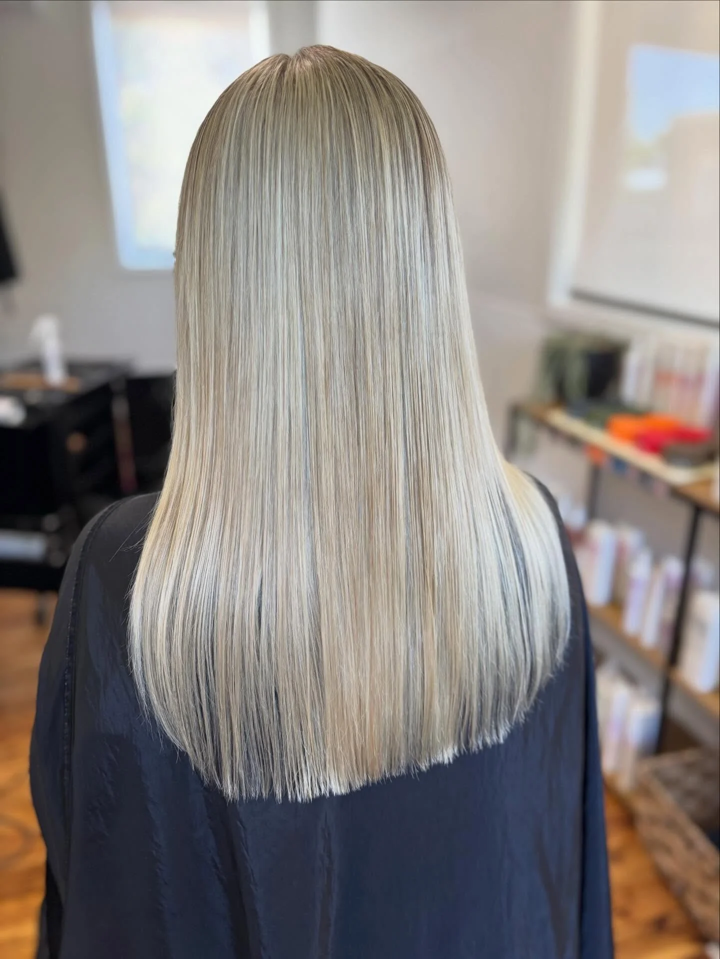 POV: you asked for Pammy&hellip; and we delivered 💁🏼&zwj;♀️✨ Today&rsquo;s blonde refresh on Emme was all about that Pamela Anderson inspired bombshell blonde &mdash; RAW lift, no toner, just clean, creamy brightness doing its thing. Sometimes you 