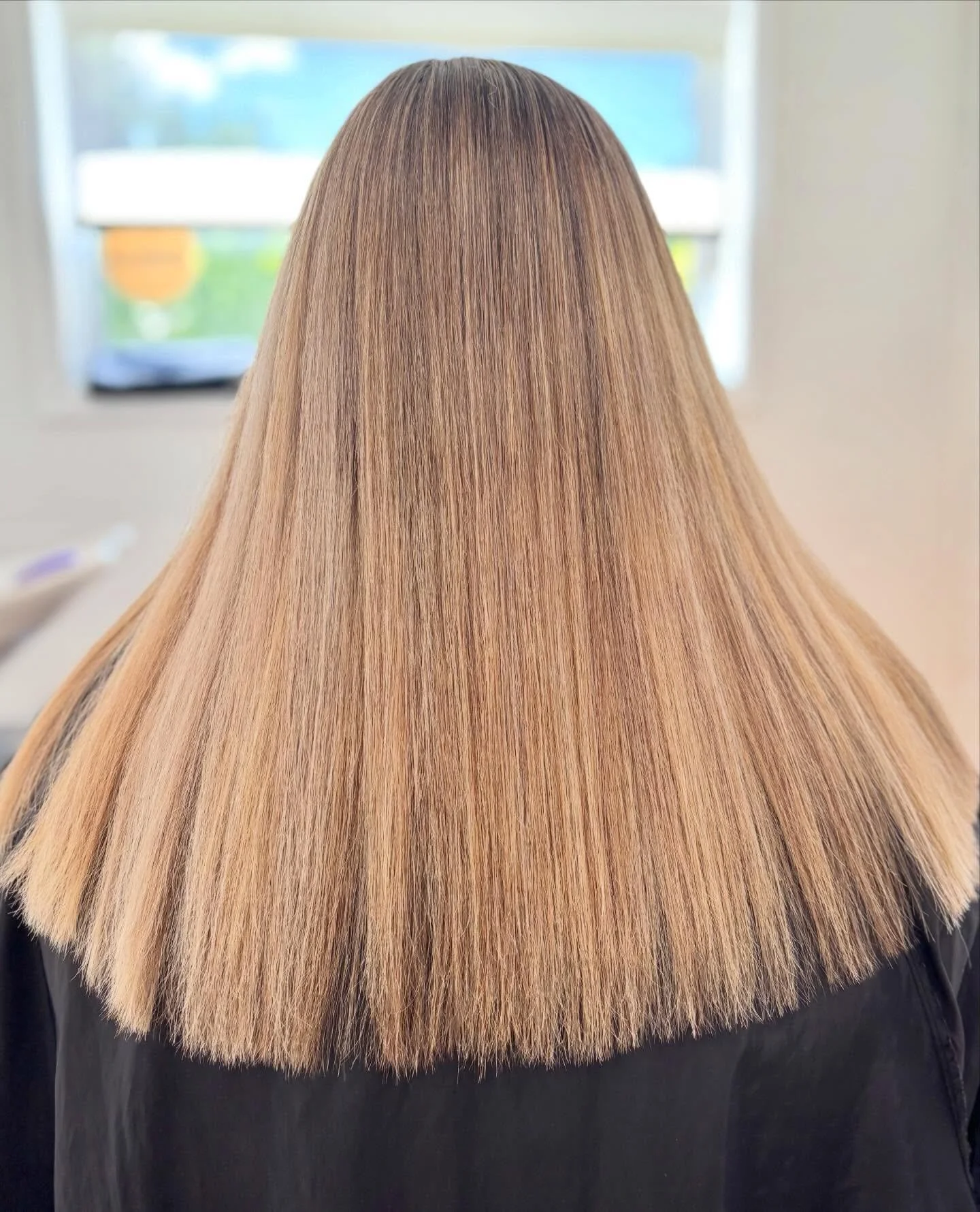 Blonde doesn&rsquo;t have to be dramatic to be powerful ✨ Logan&rsquo;s full head of foils for the freshest, cleanest blonde refresh &mdash; seamless blend, soft dimension and that glossy finish we live for. This is your sign to stop &ldquo;waiting o
