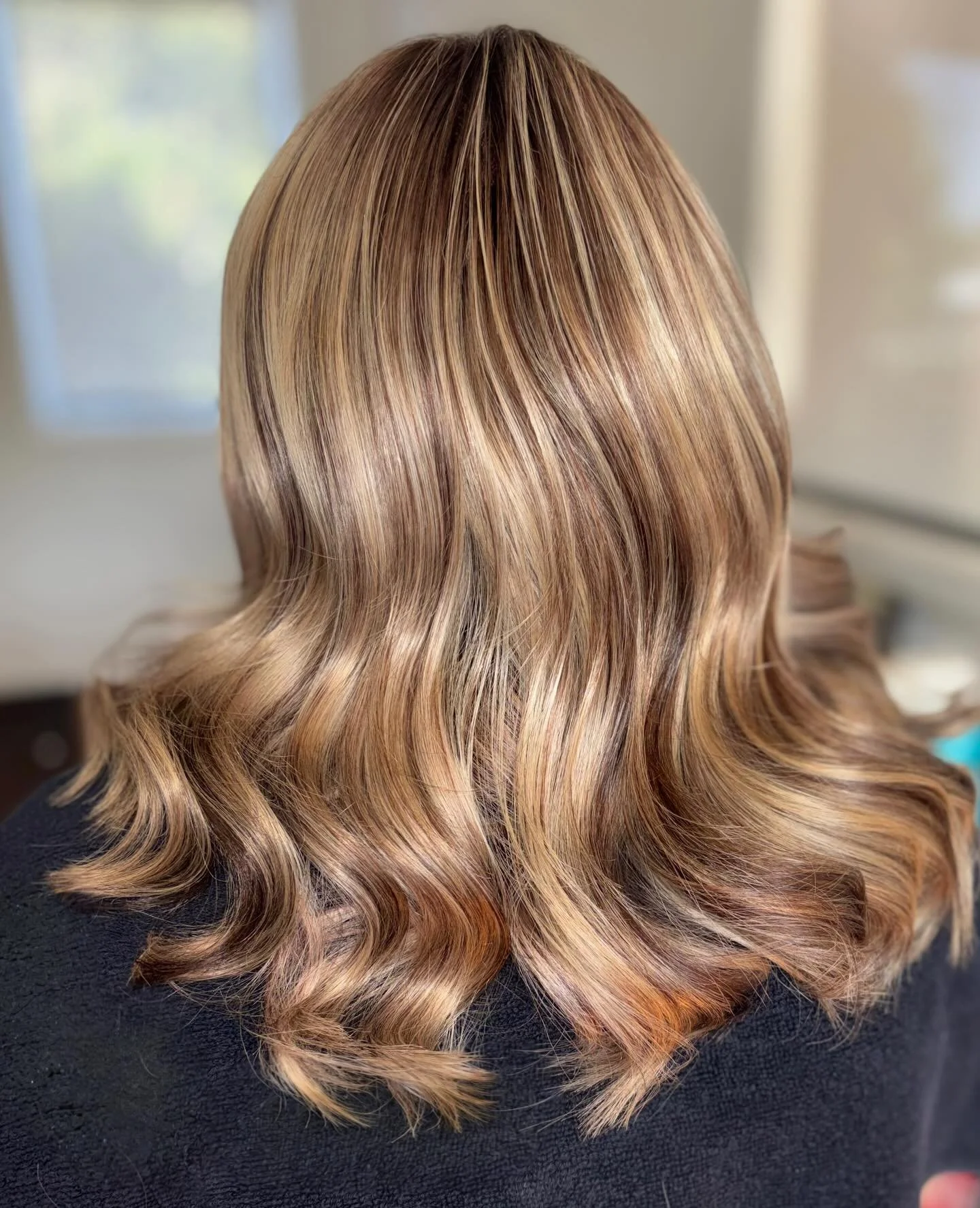 From scalp bleach with a red peekaboo&hellip; to a soft, dimensional reverse balayage. Jada was ready for something more lived-in and low maintenance, so we added depth back through the blonde to create a more natural blend and grow-out. If you&rsquo