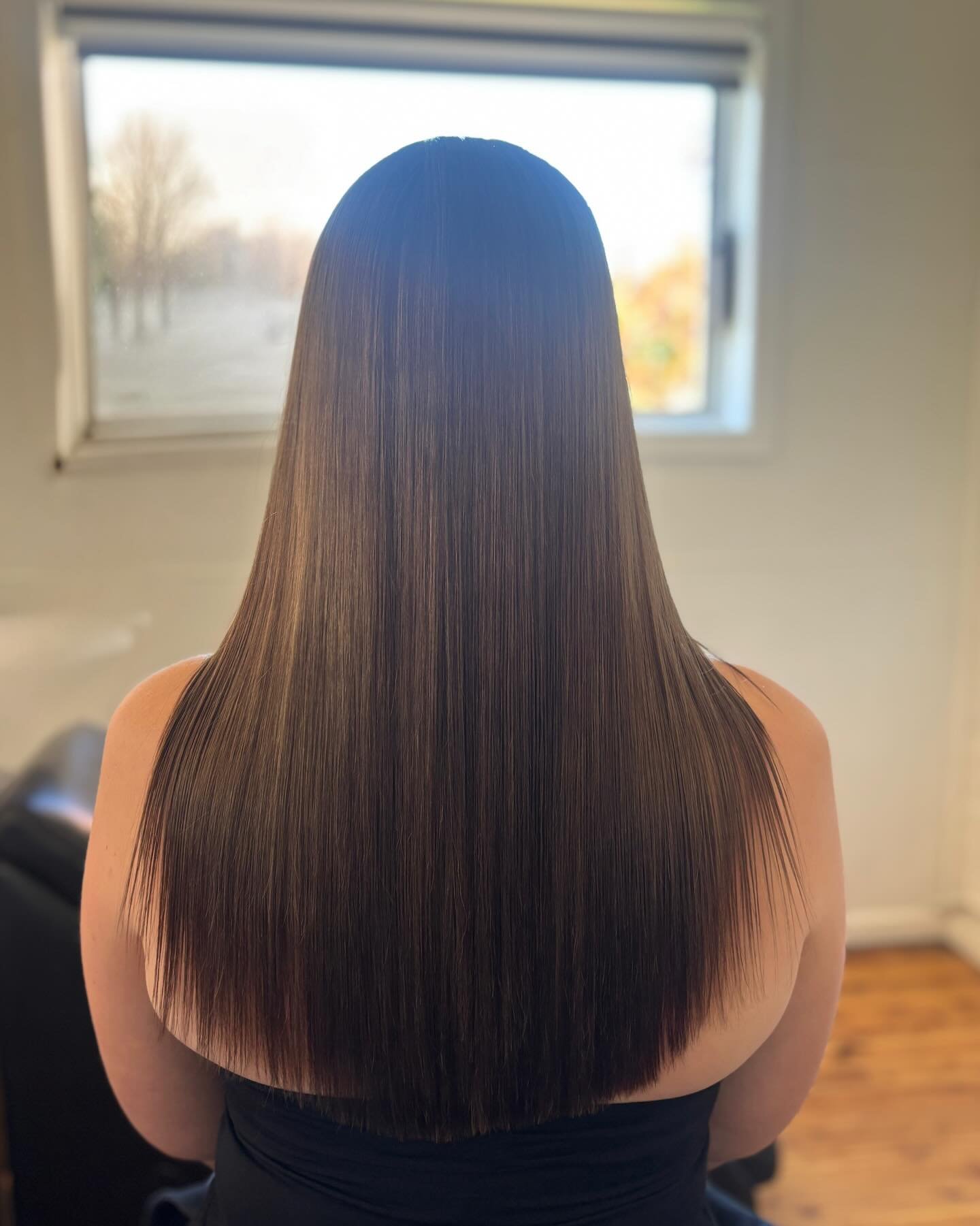 Blonde had its moment&hellip; but this? this is rich, glossy, expensive energy 🤎 Ty went to the dark side and I&rsquo;m not mad about it. We deepened her all over for that seamless, low-maintenance grow out while keeping shine and dimension front an