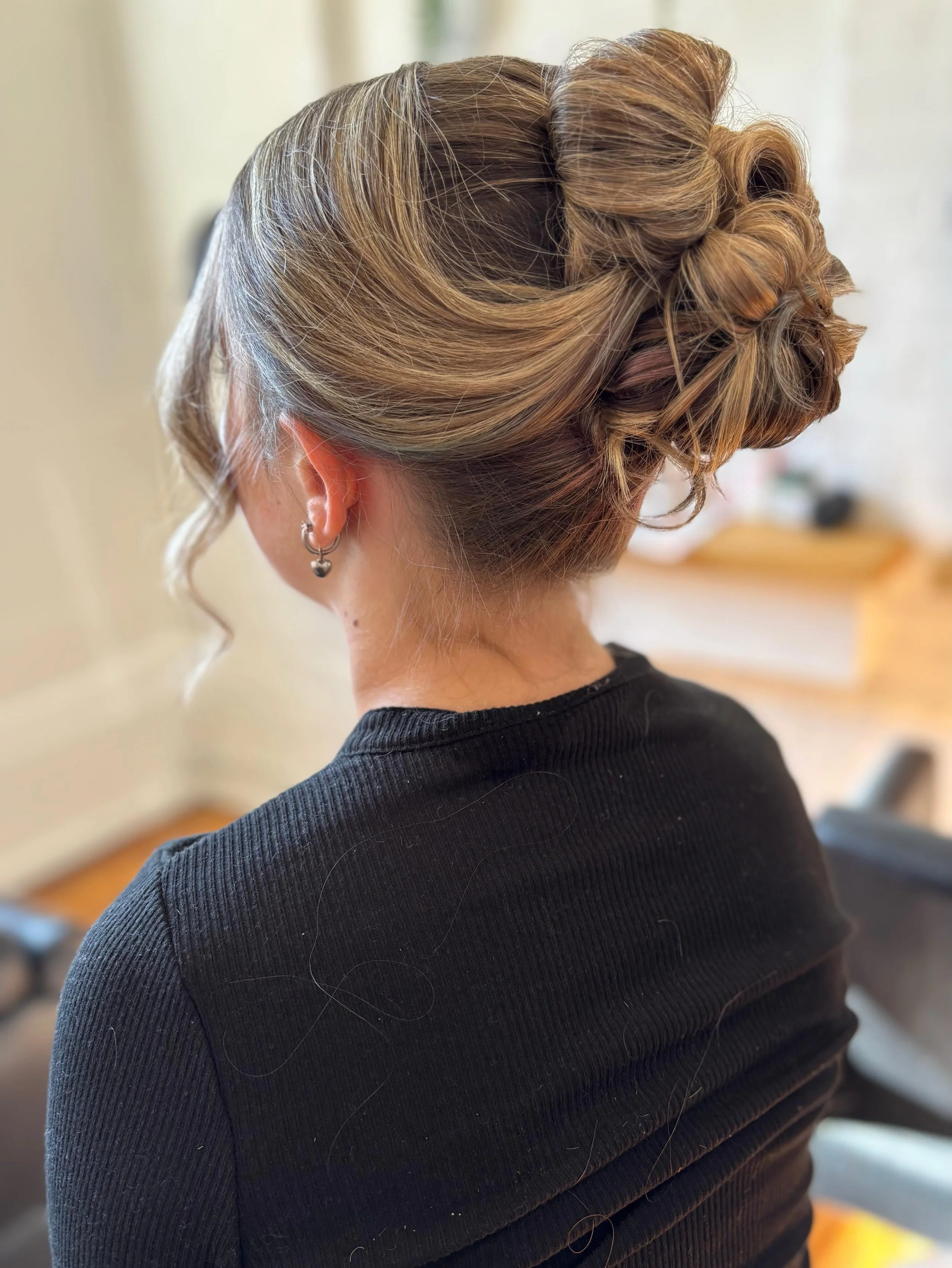 How special is it having a niece interested in the same trade as you 🤍 Claire spent the week with me on work experience and finished it off as my model for this soft, elegant upstyle ✨ Loved having you this week, thank you for all your help and laug