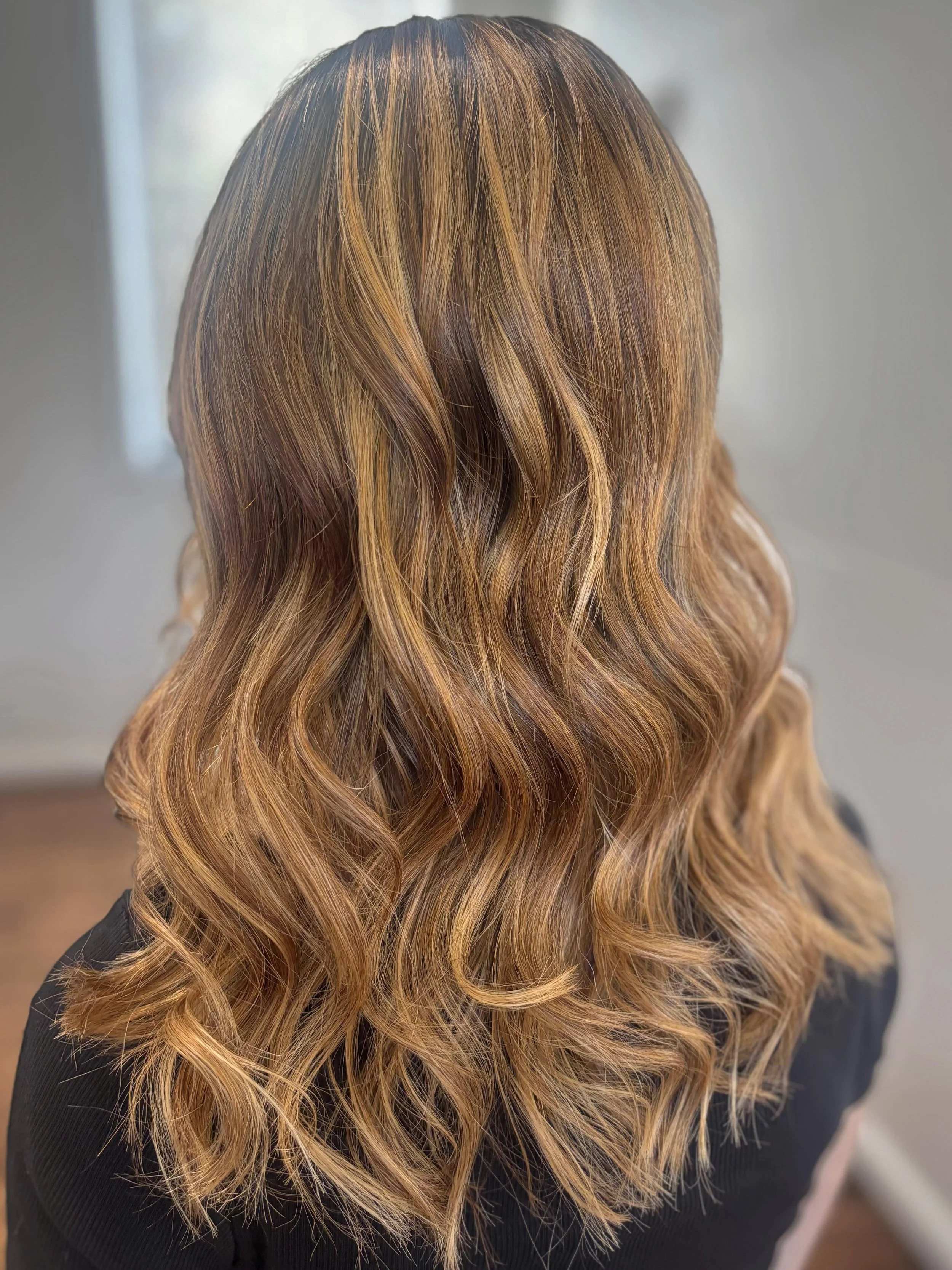 &ldquo;Low maintenance&rdquo; but still enough brightness to make a difference 🤎✨ Soft ribbons through her natural base, a fresh fringe and a lived-in finish that&rsquo;ll grow out beautifully without harsh regrowth lines. THIS is what I mean when I