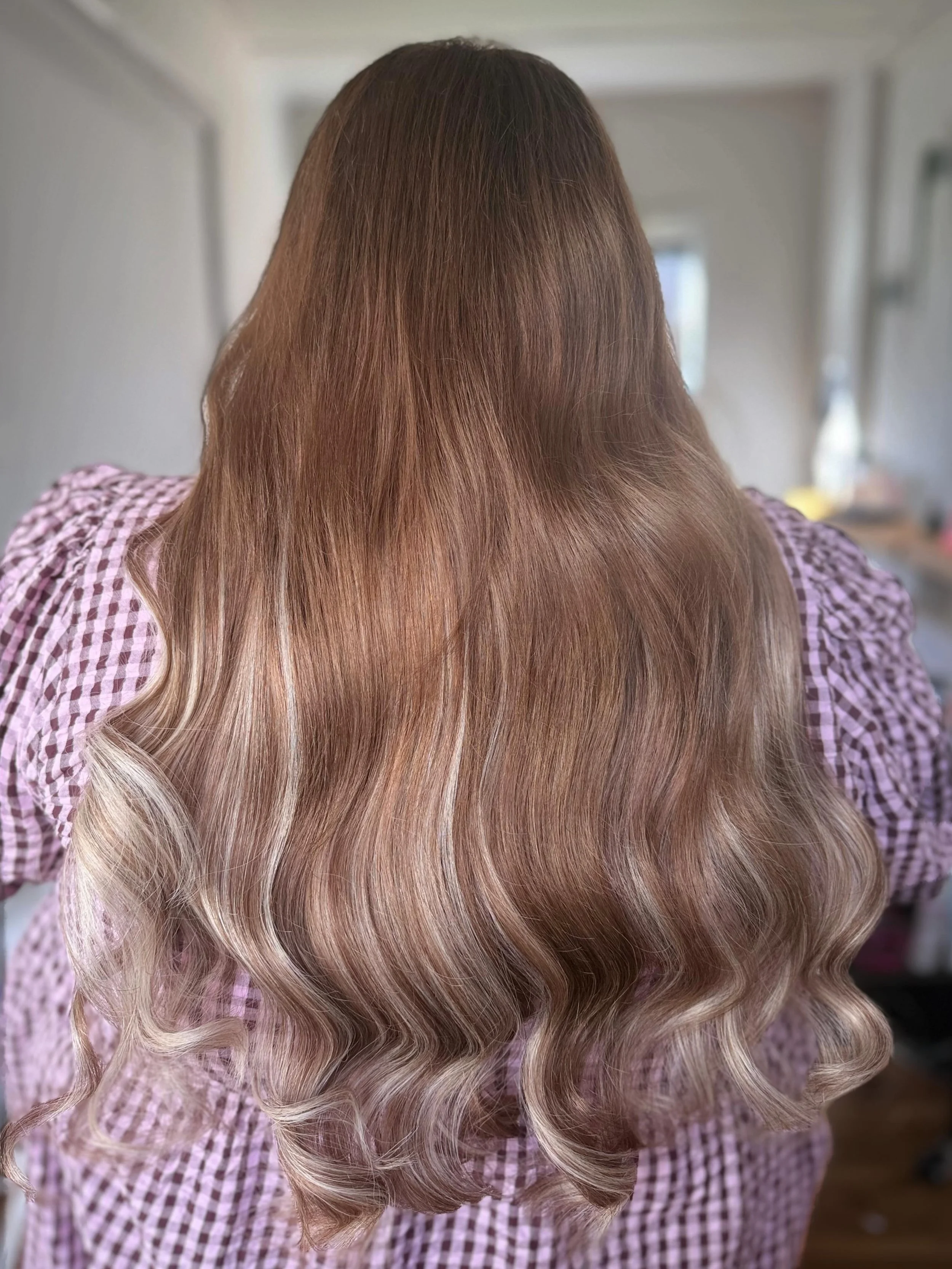 The best chats always come at the expense of a before photo 🤦🏼&zwj;♀️

Today was all about giving Kim her natural colour back and adding tape extensions for extra length and fullness. Safe to say I&rsquo;m obsessed with the result 😍

Thinking abou