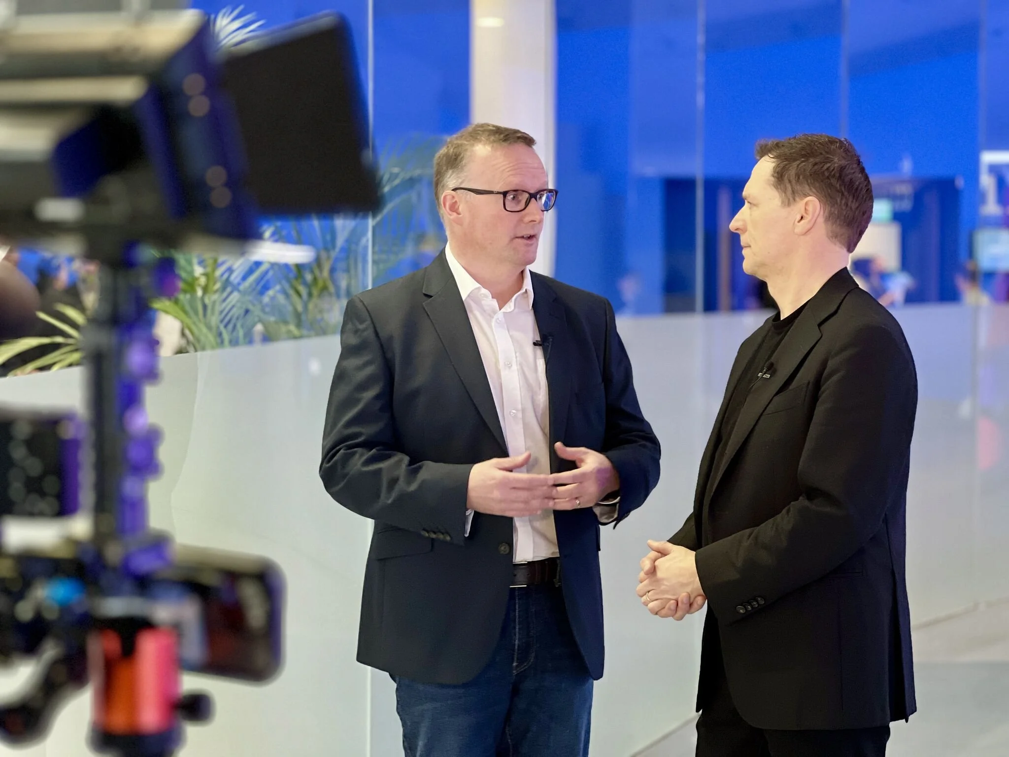 Ronald van Loon conducting a tech interview live at an event