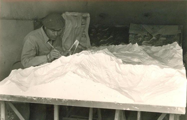 Esecuzione del plastico del Cervino e del Monte Rosa