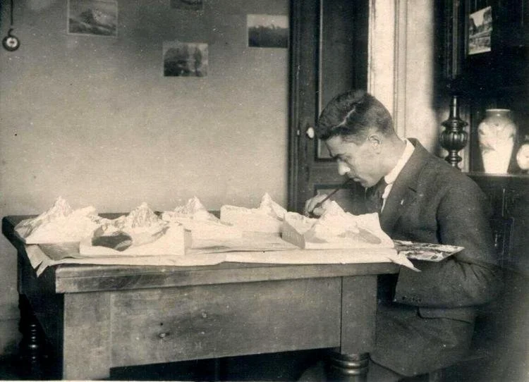 Rifinitura a mano del plastico del Cervino