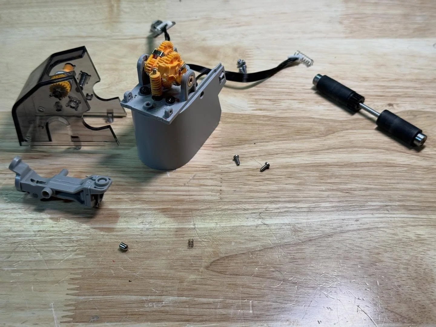Fixit Friday! 
The AMS feeding my @bambulab_official P1S wouldn&rsquo;t engage to feed filament in slot 1 meaning I could only use 3 slots. The led was solid white indicating there was filament when no filament was present. 
Turns out there&rsquo;s a