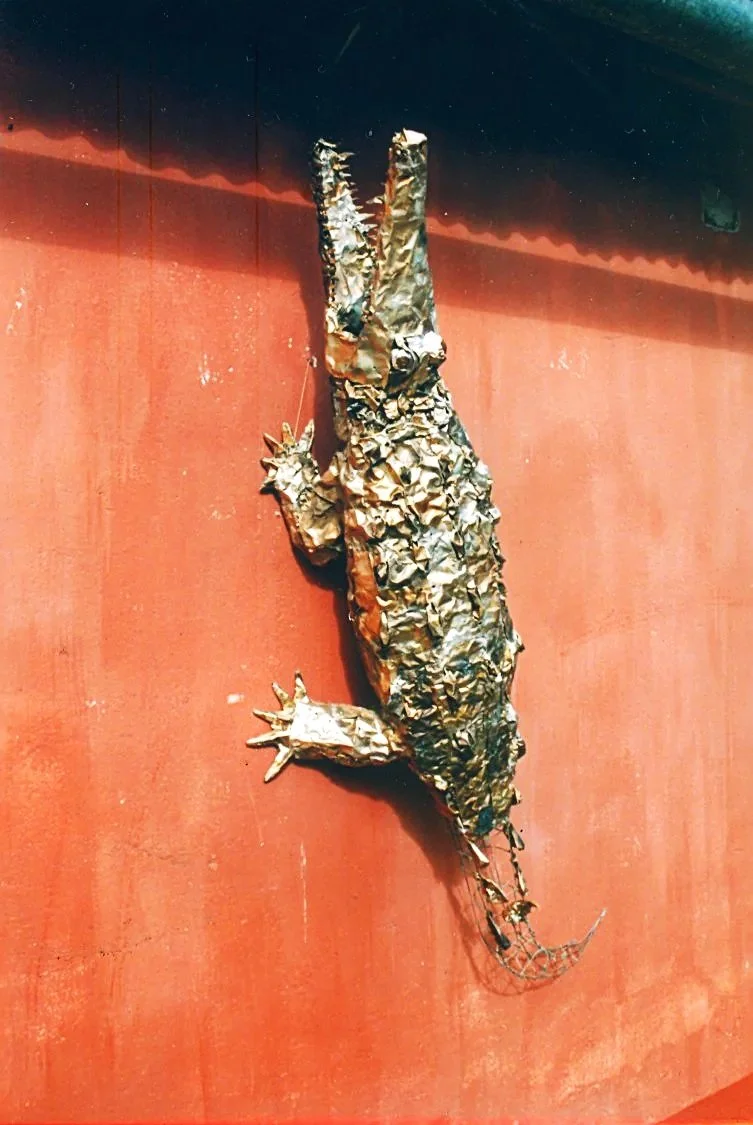 Titulo: Cocodrilo
Técnica: Lata de Gaseosa, alambre
Medidas: 180cm X 50cm X 60cm
Año:2000