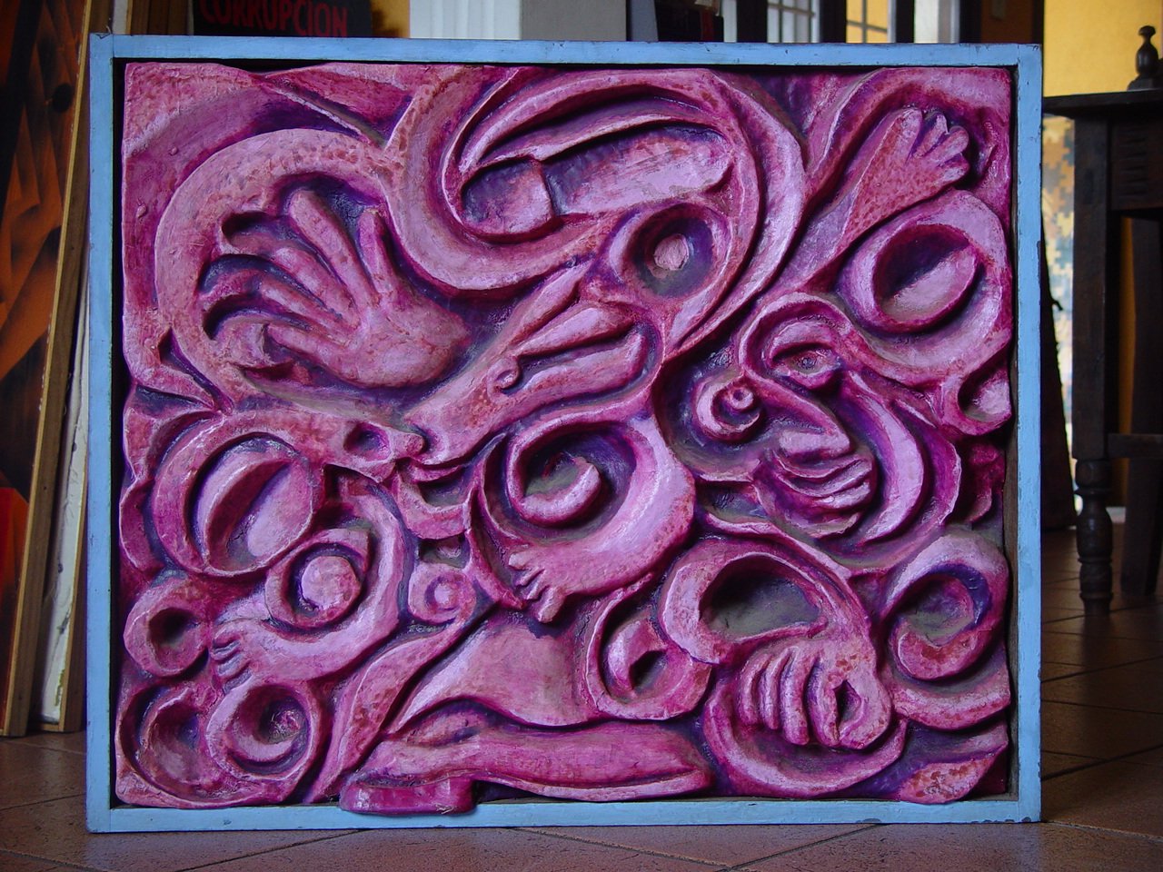 Titulo: Hombre y perro en el viento
Técnica: Poliuretano Tallado sobre madera, pintura acrílica.
Medidas: 50cm X 50cm
Año: 2003