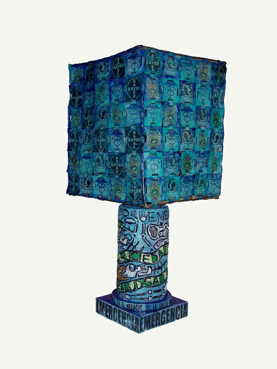 Titulo: Luz sanitaria ( Lampara)
Técnica: Pasta de papel, Platico, pintura acrílica
Medidas: 70cm X 40cm
Año: 2005.