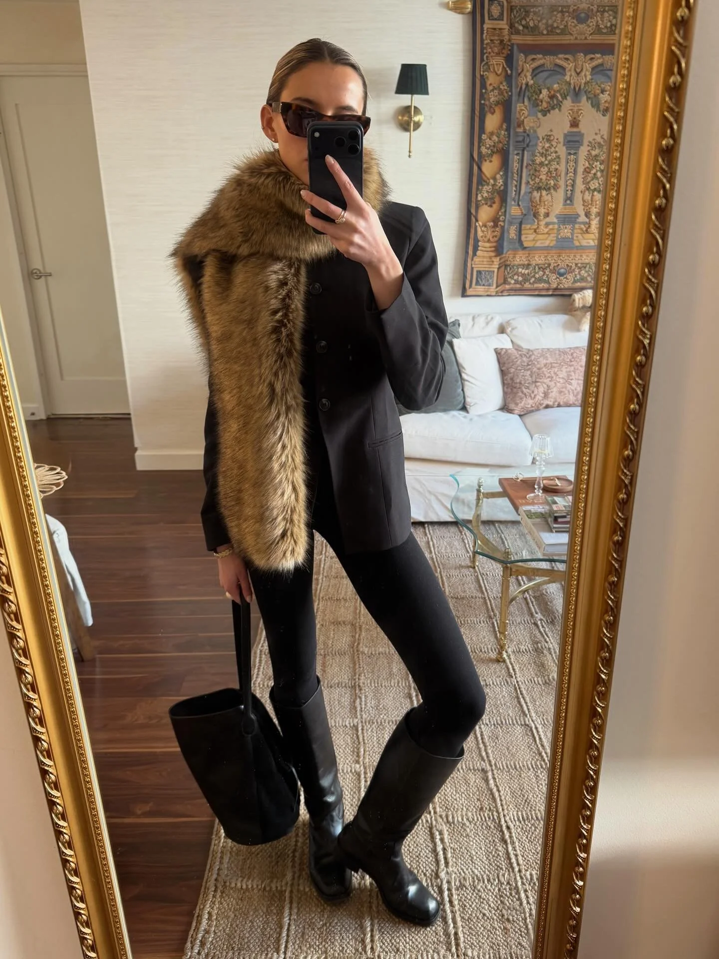 WHO NEEDS SOME NEW BOOTS FOR THIS COLD FRONT?!! I&rsquo;m giving away a pair of my absolute favorite pair of boots (that I clearly can&rsquo;t stop wearing) from @larroude to one lucky lady! 

to enter:
1. Follow me @annieculbertson 
2. Tag a friend&